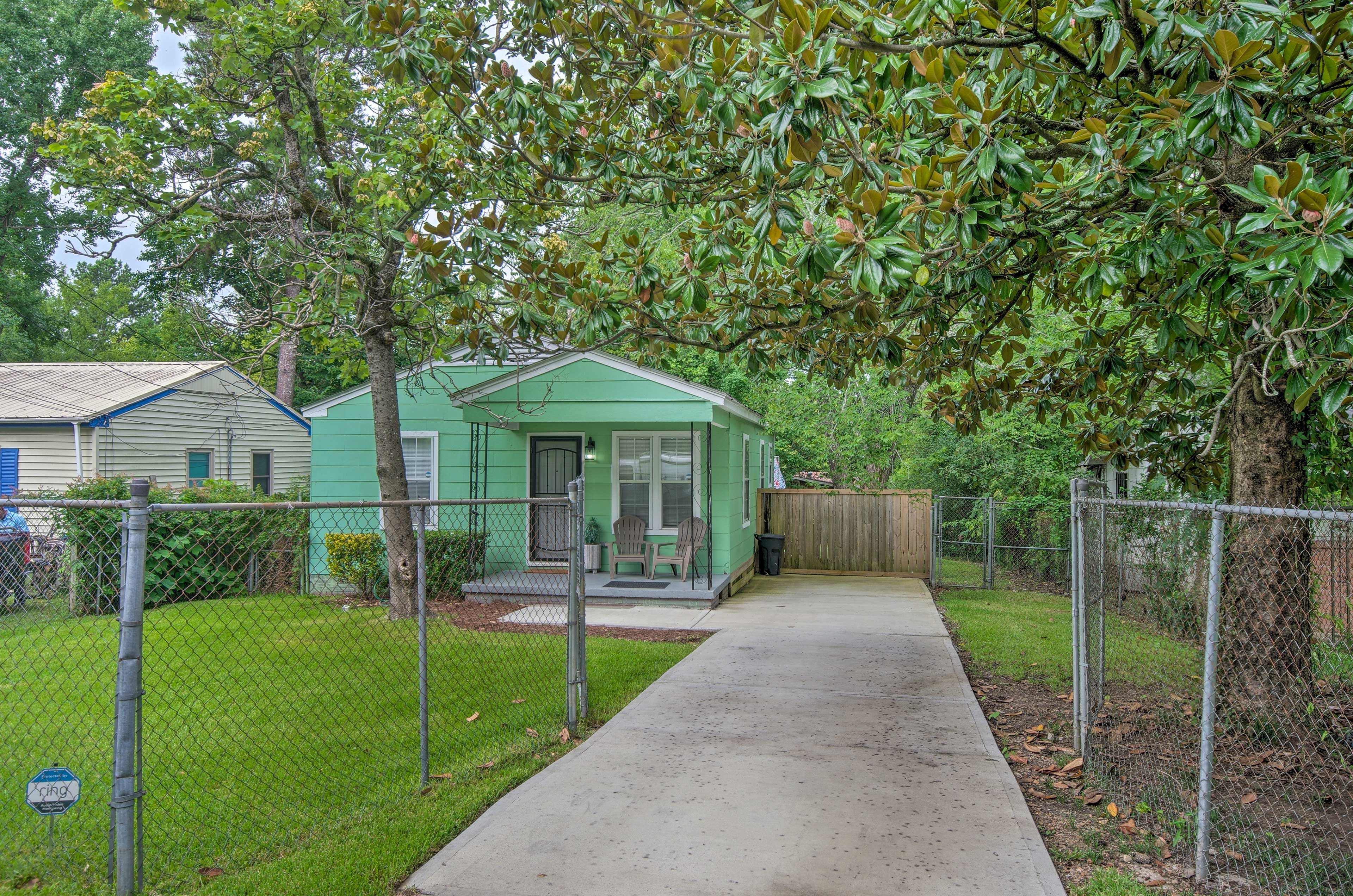 Property Exterior | Driveway (2 Vehicles)
