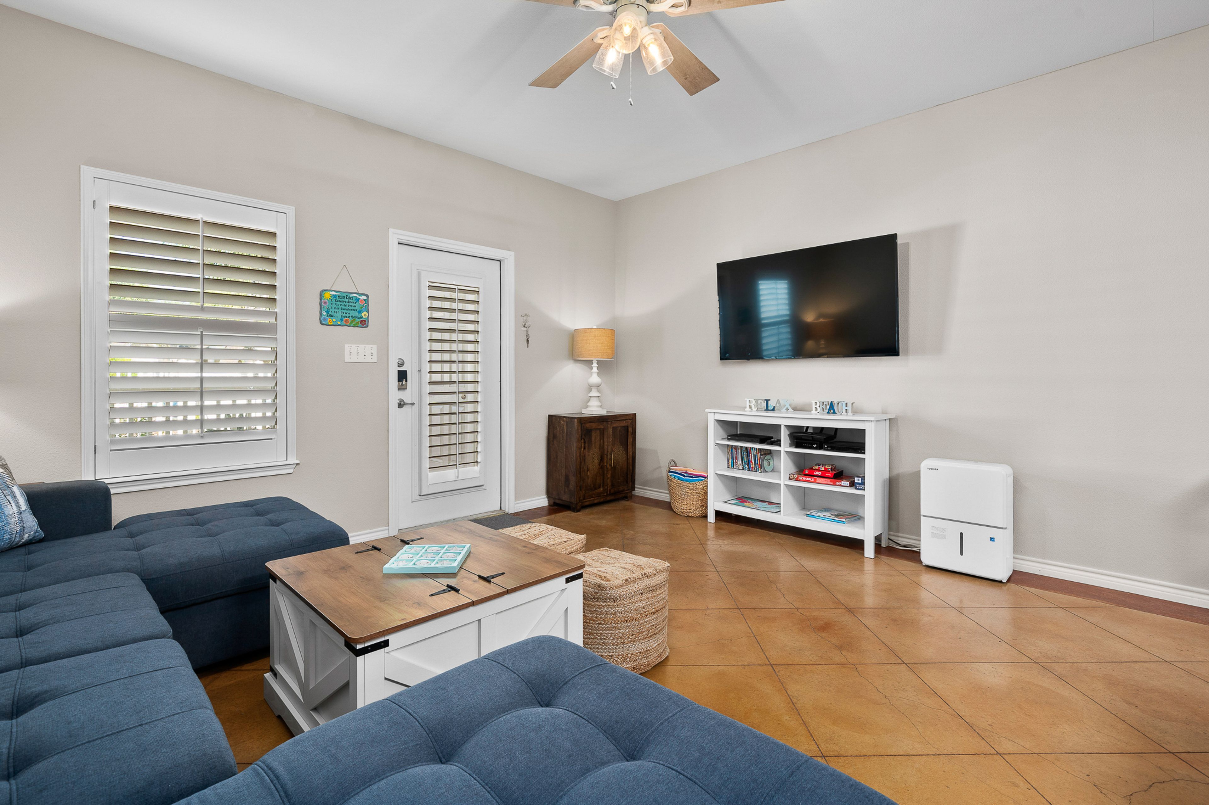 Living Room | Smart TV w/ Cable