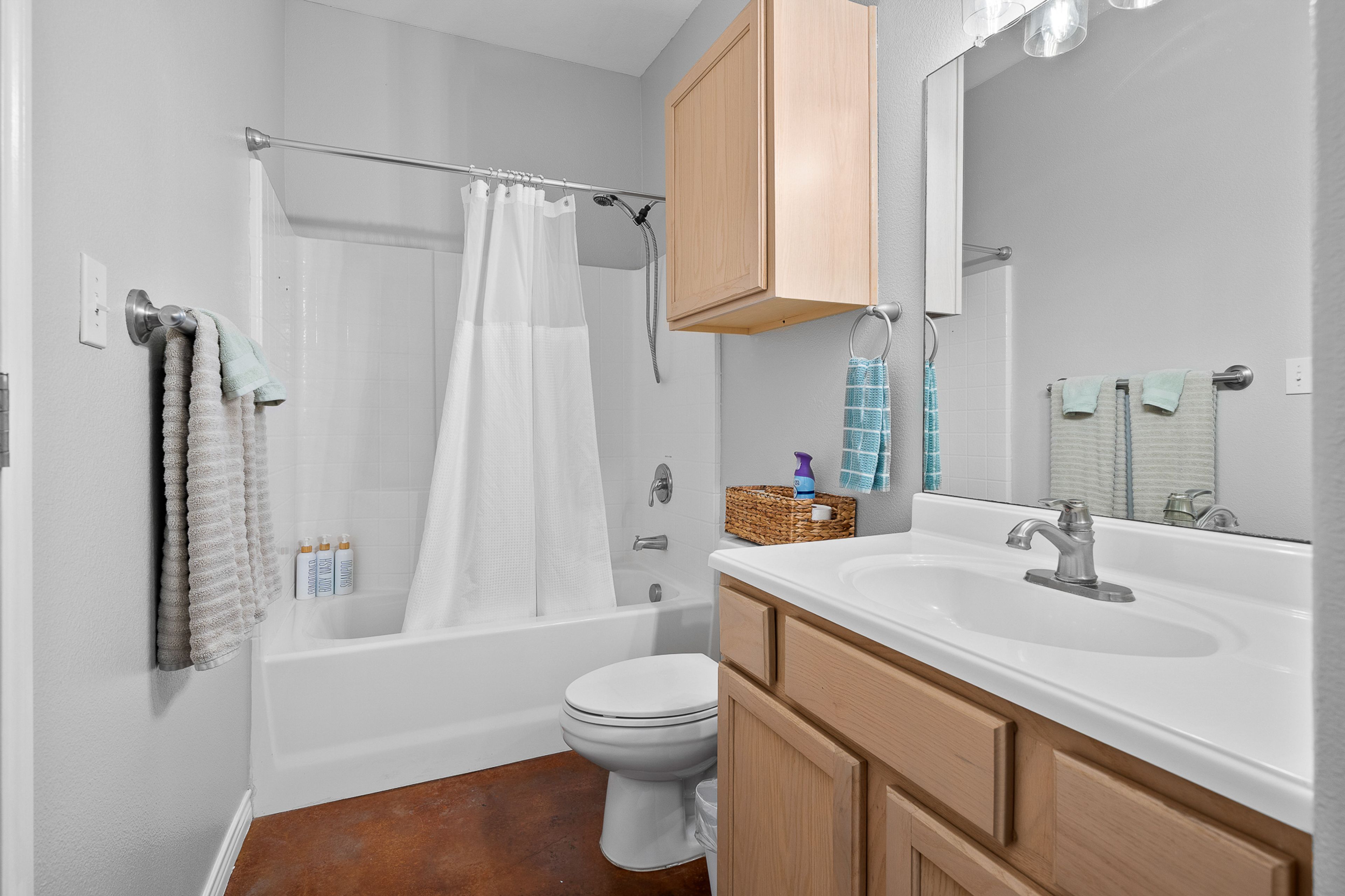 Full Bathroom | Complimentary Toiletries