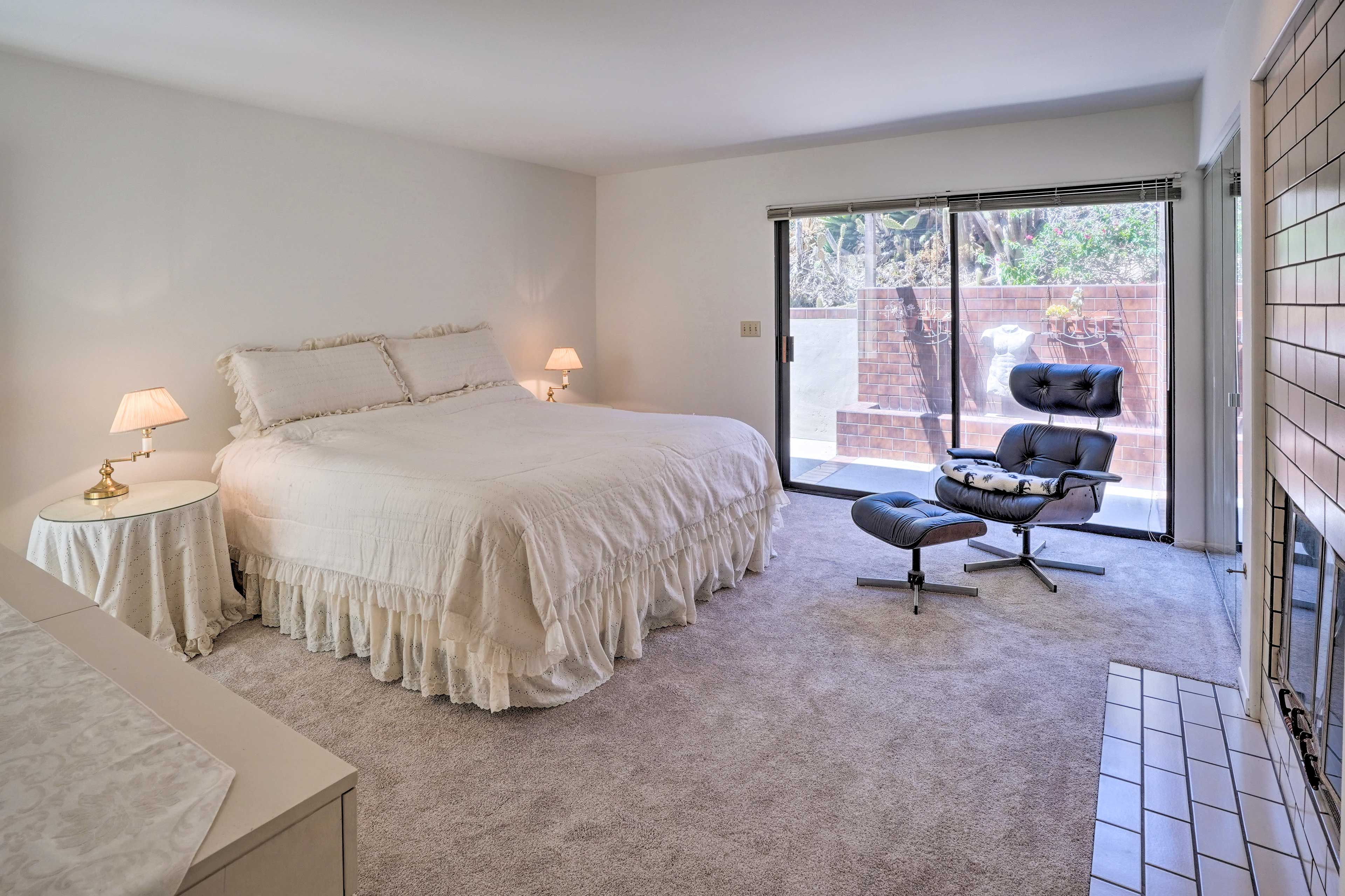 Bedroom 1 | California King Bed | Fireplace | En-Suite Bathroom