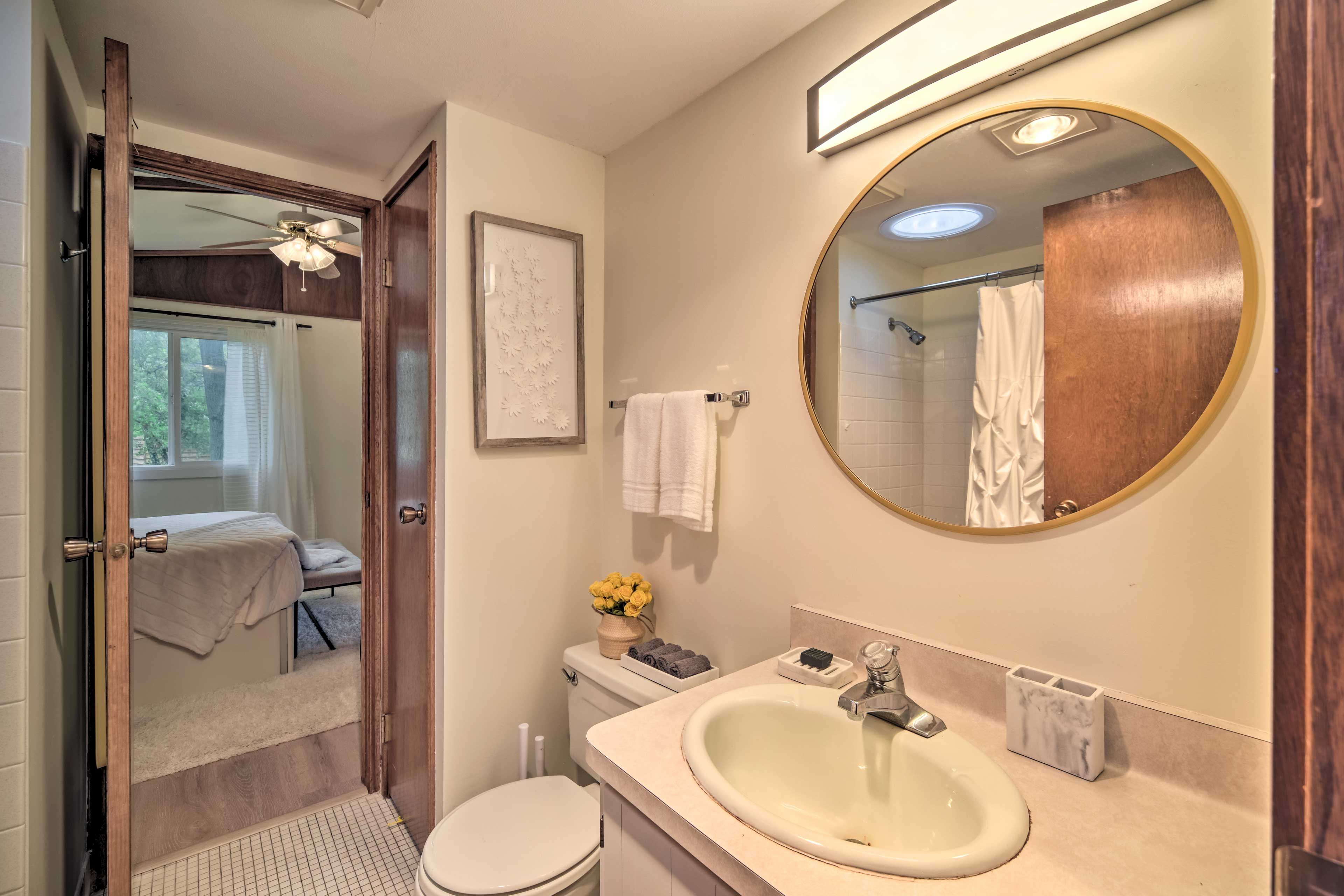 Full Bathroom | Linens & Towels | Complimentary Toiletries