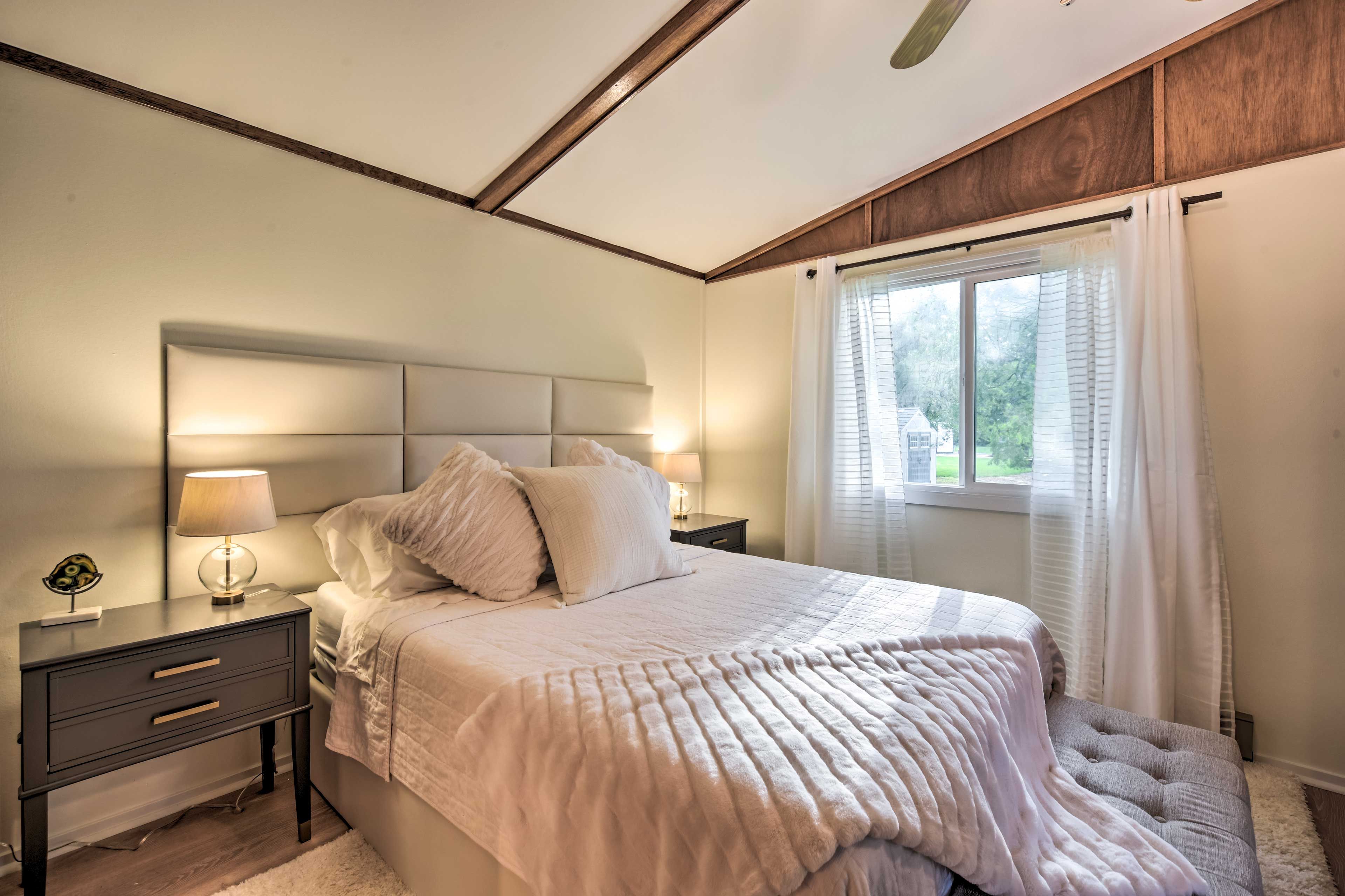 Bedroom 1 | Queen Bed