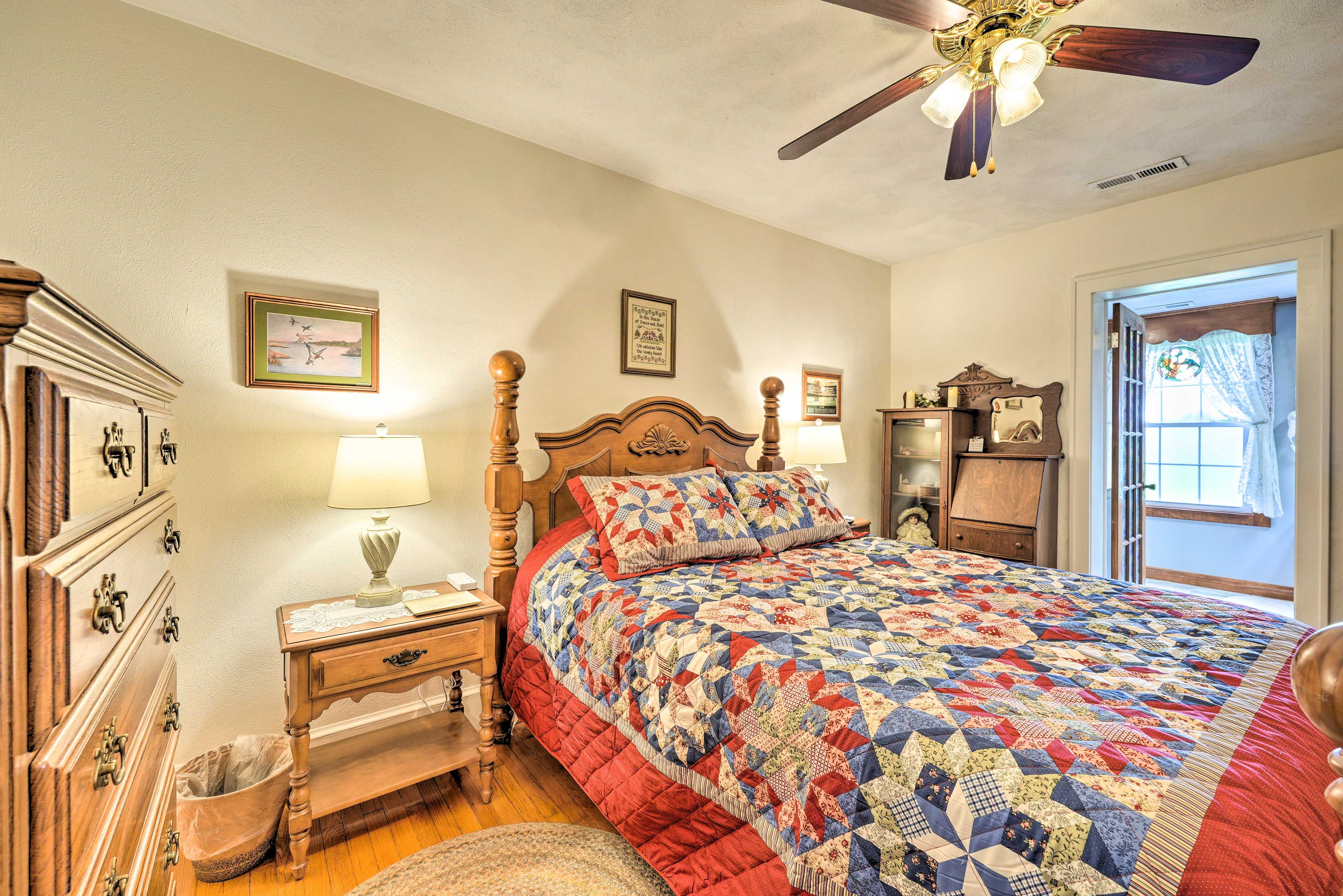 Bedroom 1 | Queen Bed | 1st Floor