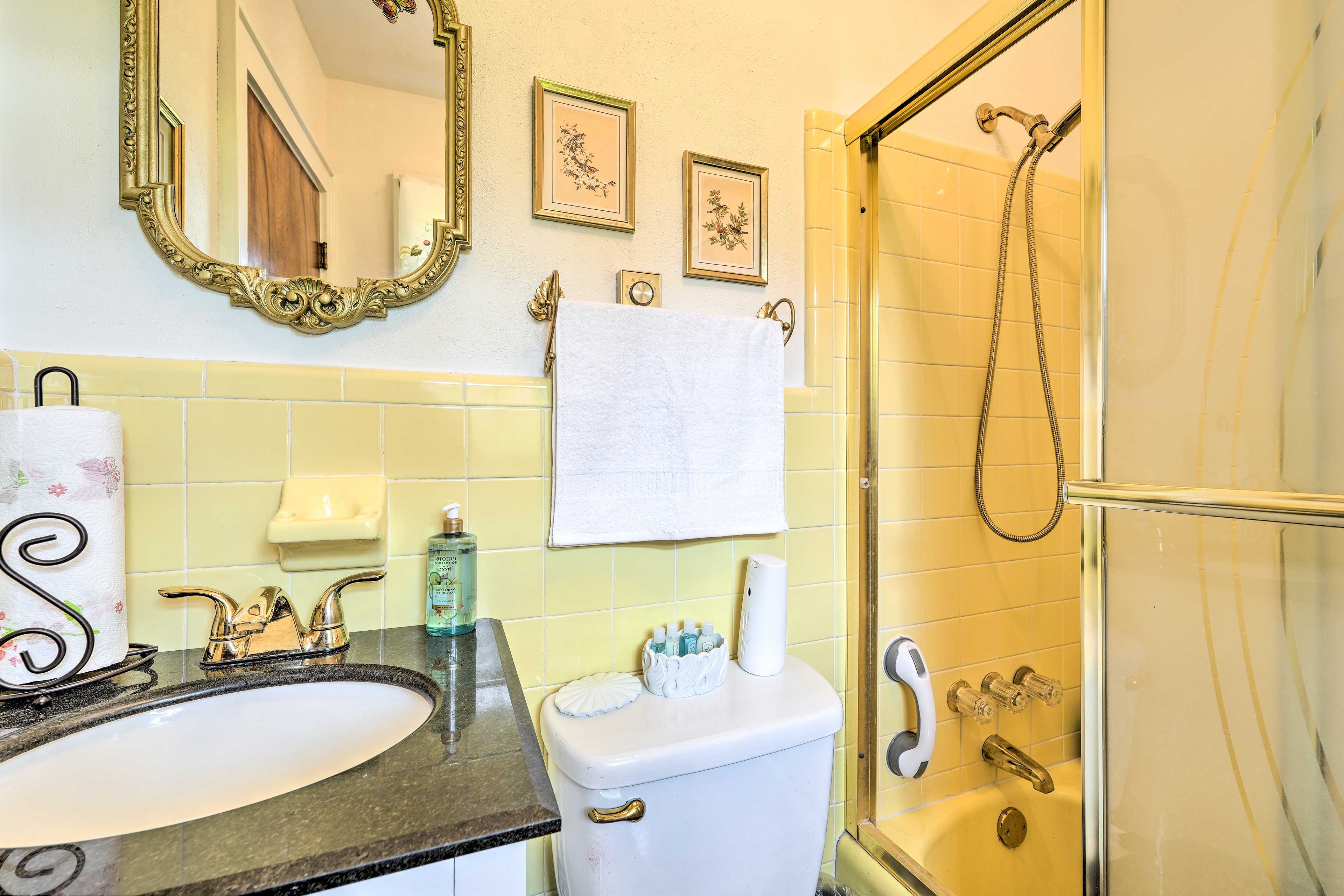 Full Bathroom | Hair Dryer | Towels & Linens Provided