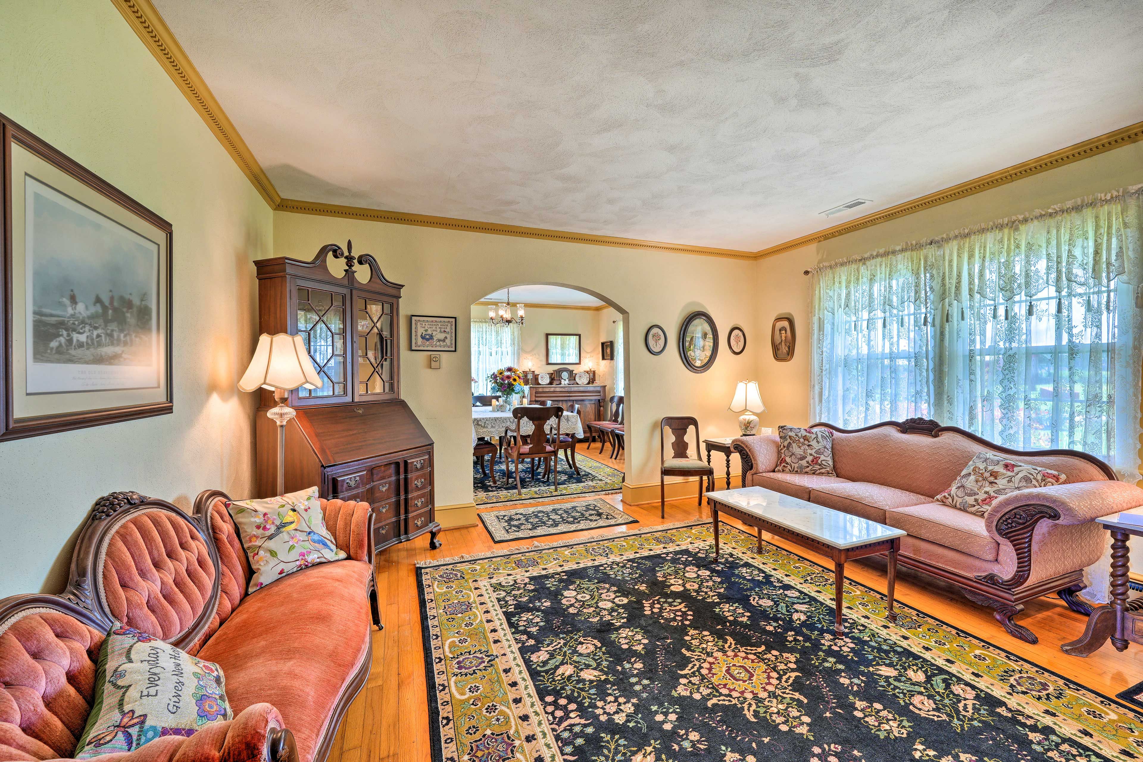 Living Room | Smart TV w/ Roku | Board Games | Central A/C