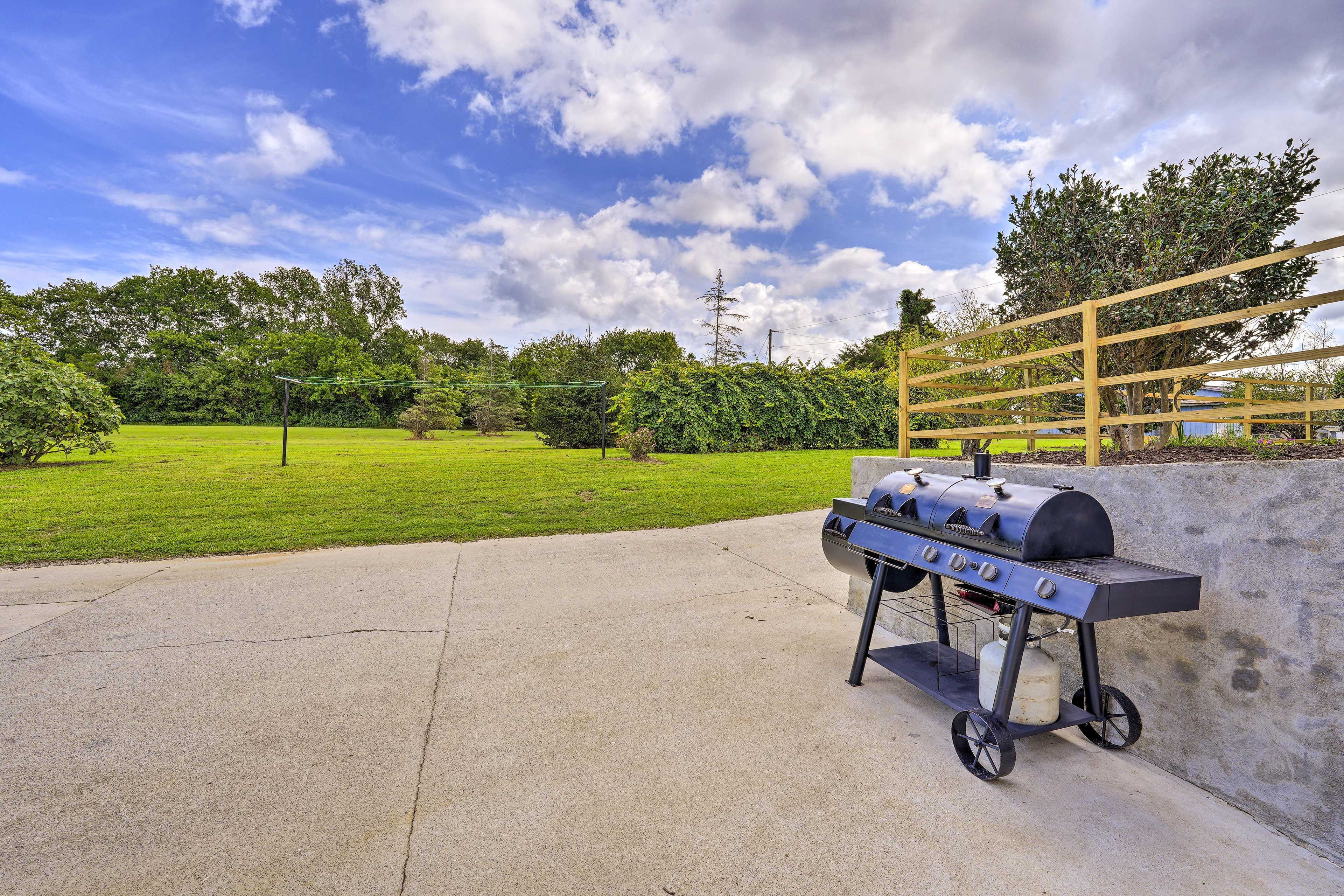 Charcoal/Gas Combo Grill (Starter Propane Provided)