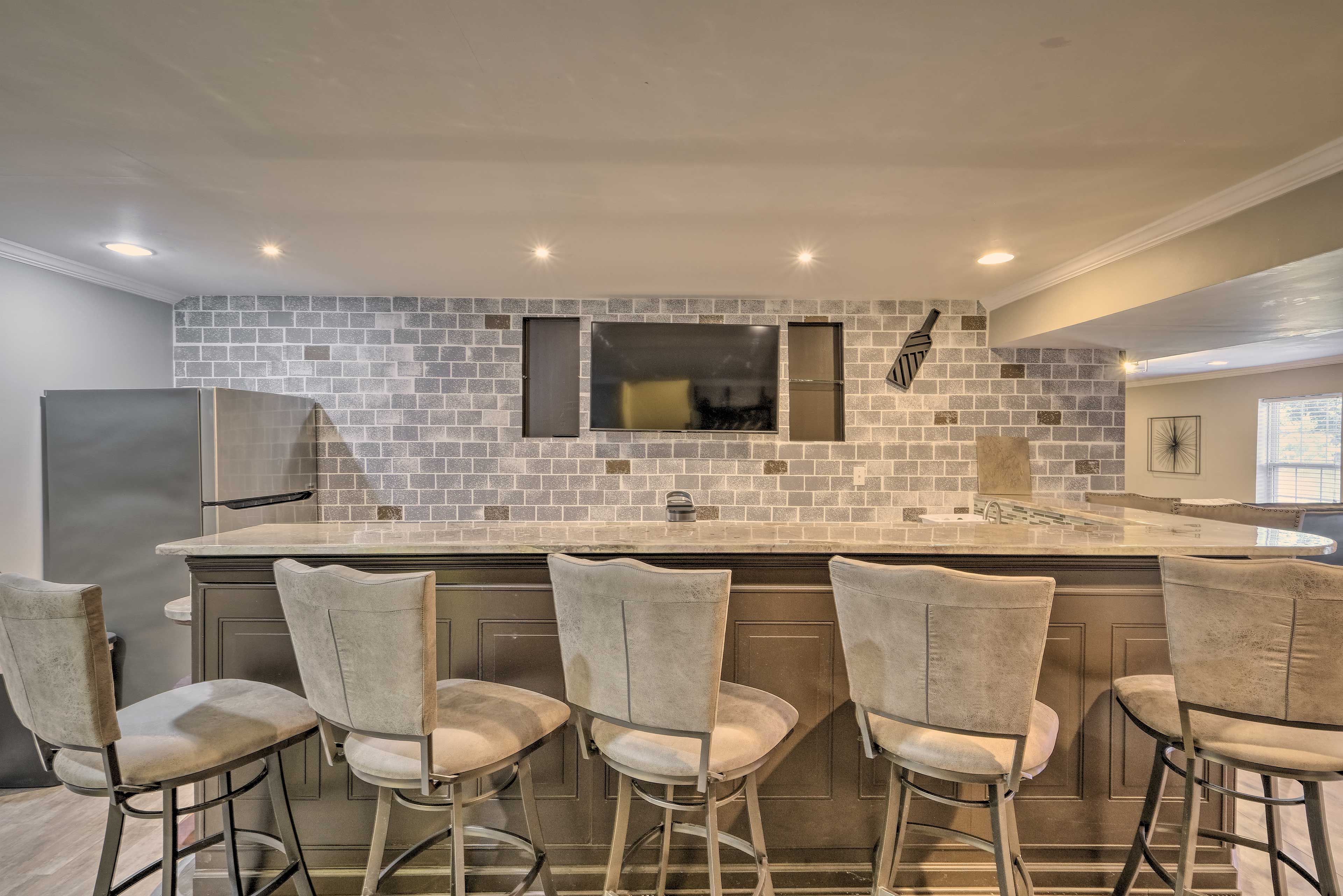 Kitchenette | Dishware & Flatware | Toaster