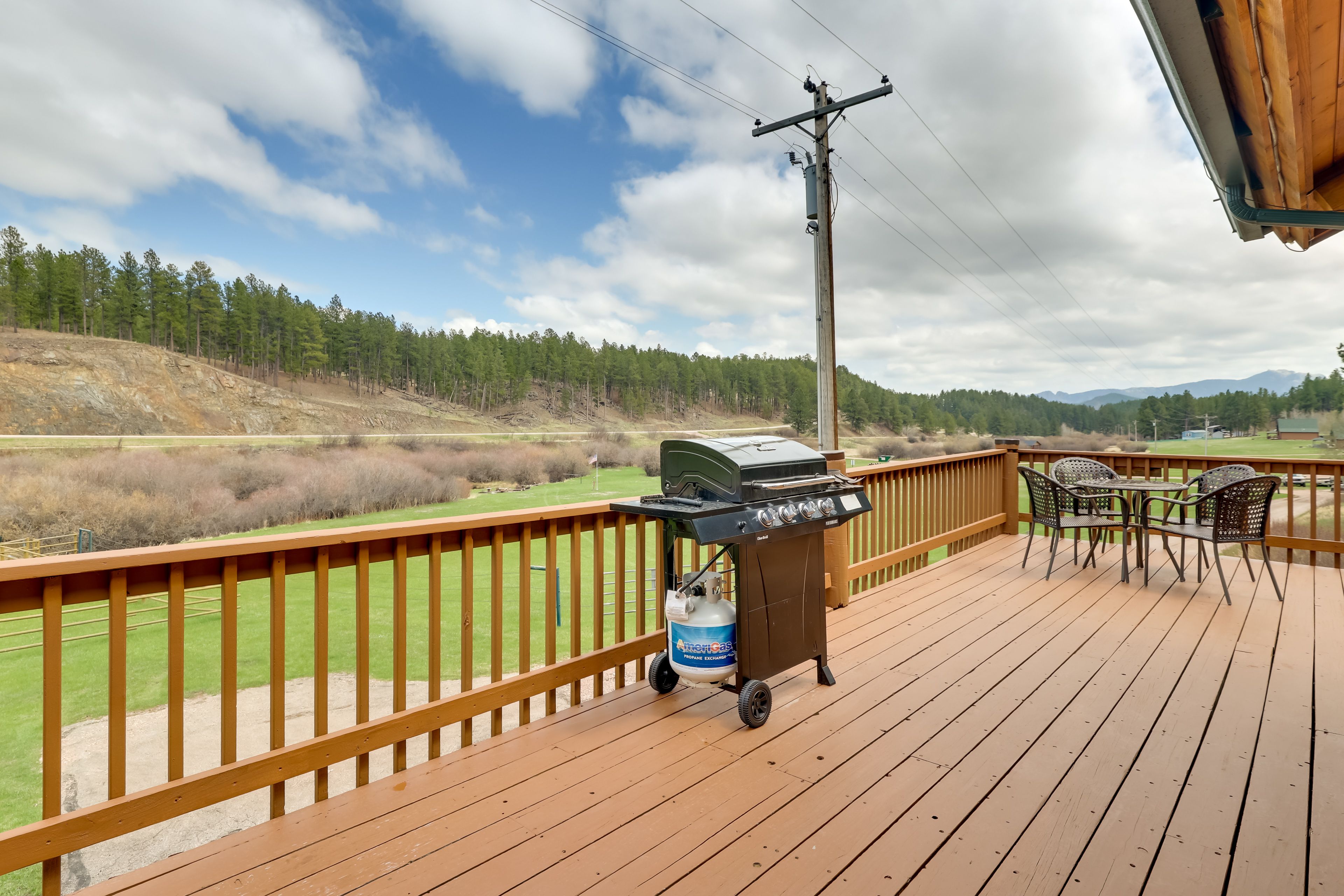 Deck | Gas Grill | Outdoor Dining