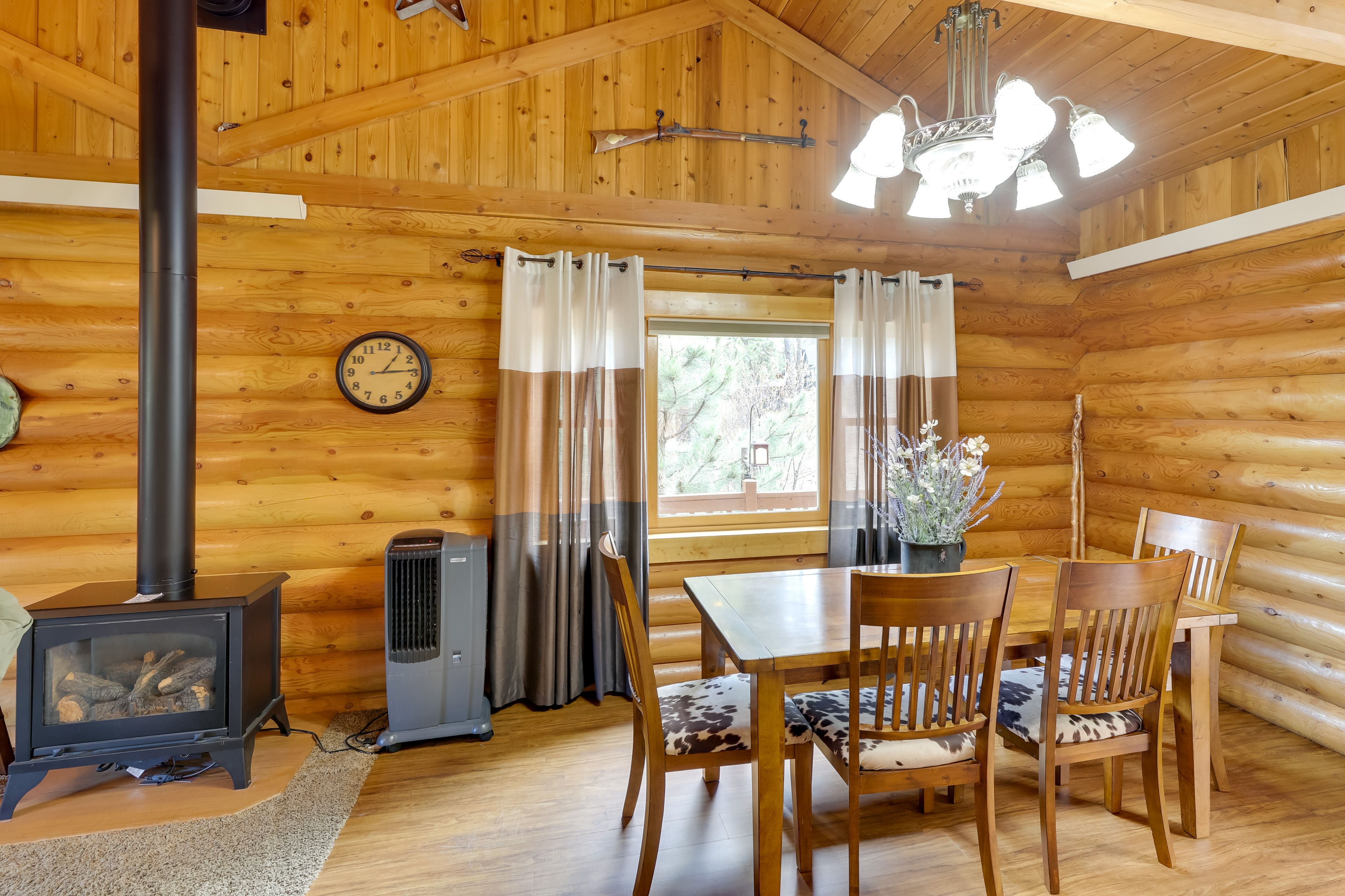 Dining Table | Dishware & Flatware Provided