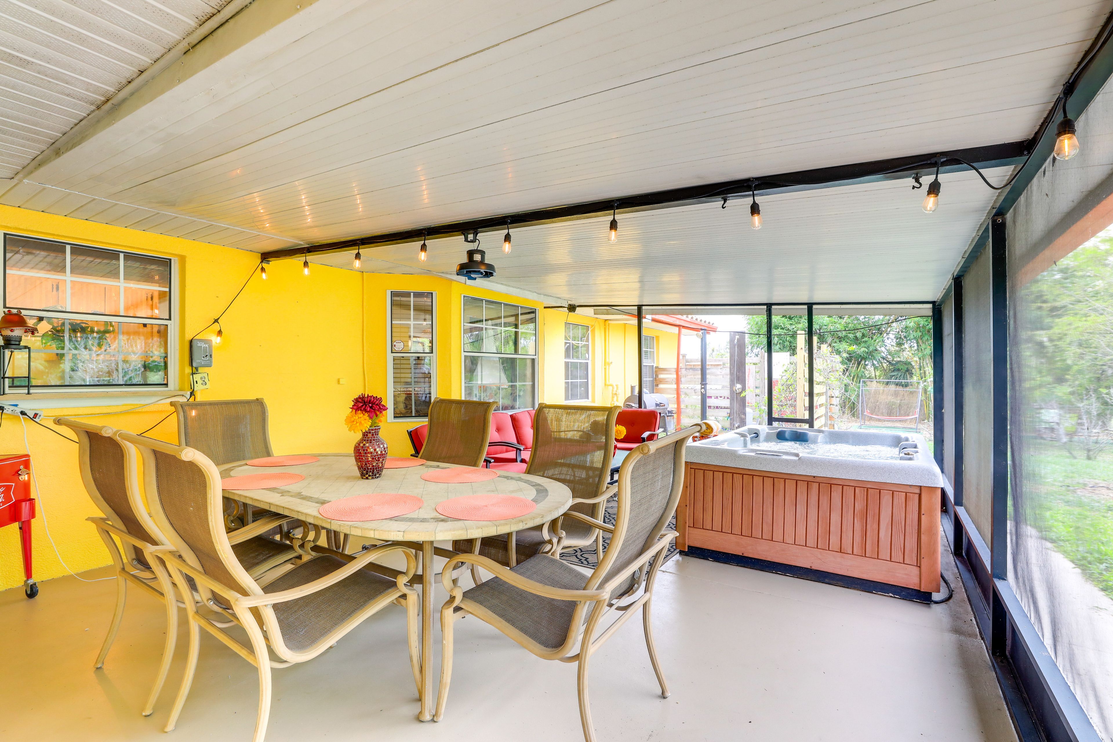Lanai | Dining Area | Private Hot Tub