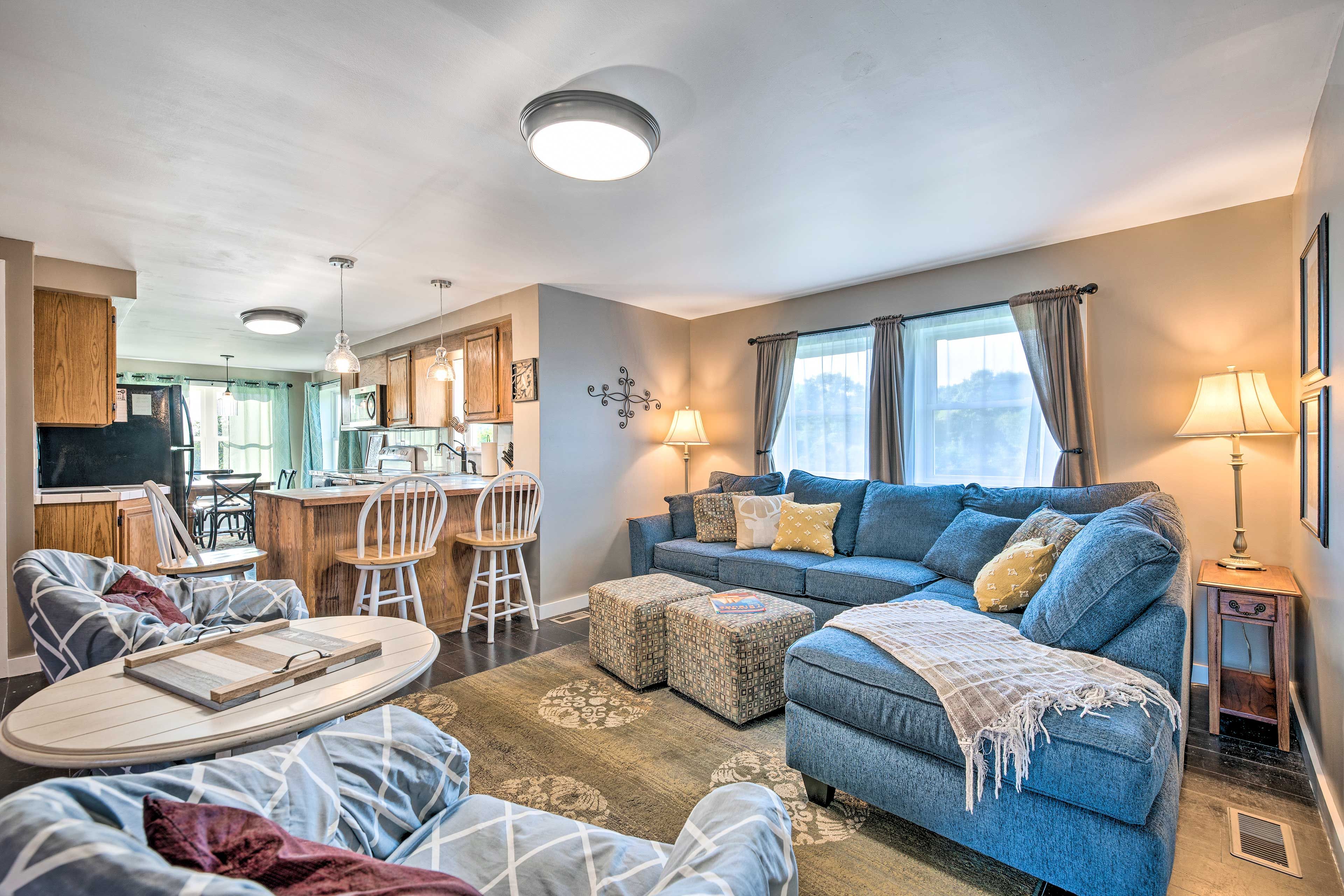 Living Room | Free WiFi | Central A/C | Smart TV | Main Level