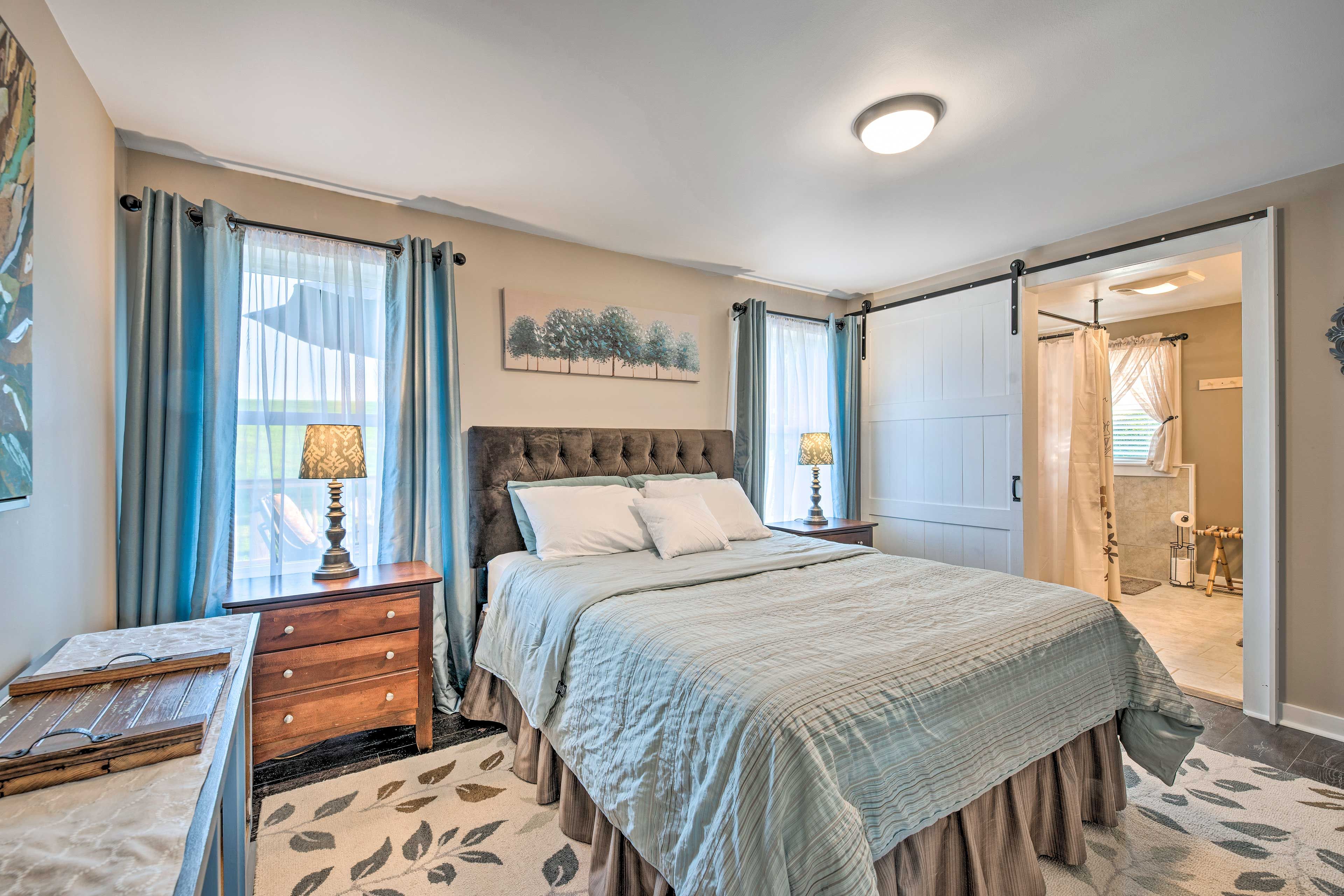Bedroom 1 | Queen Bed | Main Level | Linens Provided
