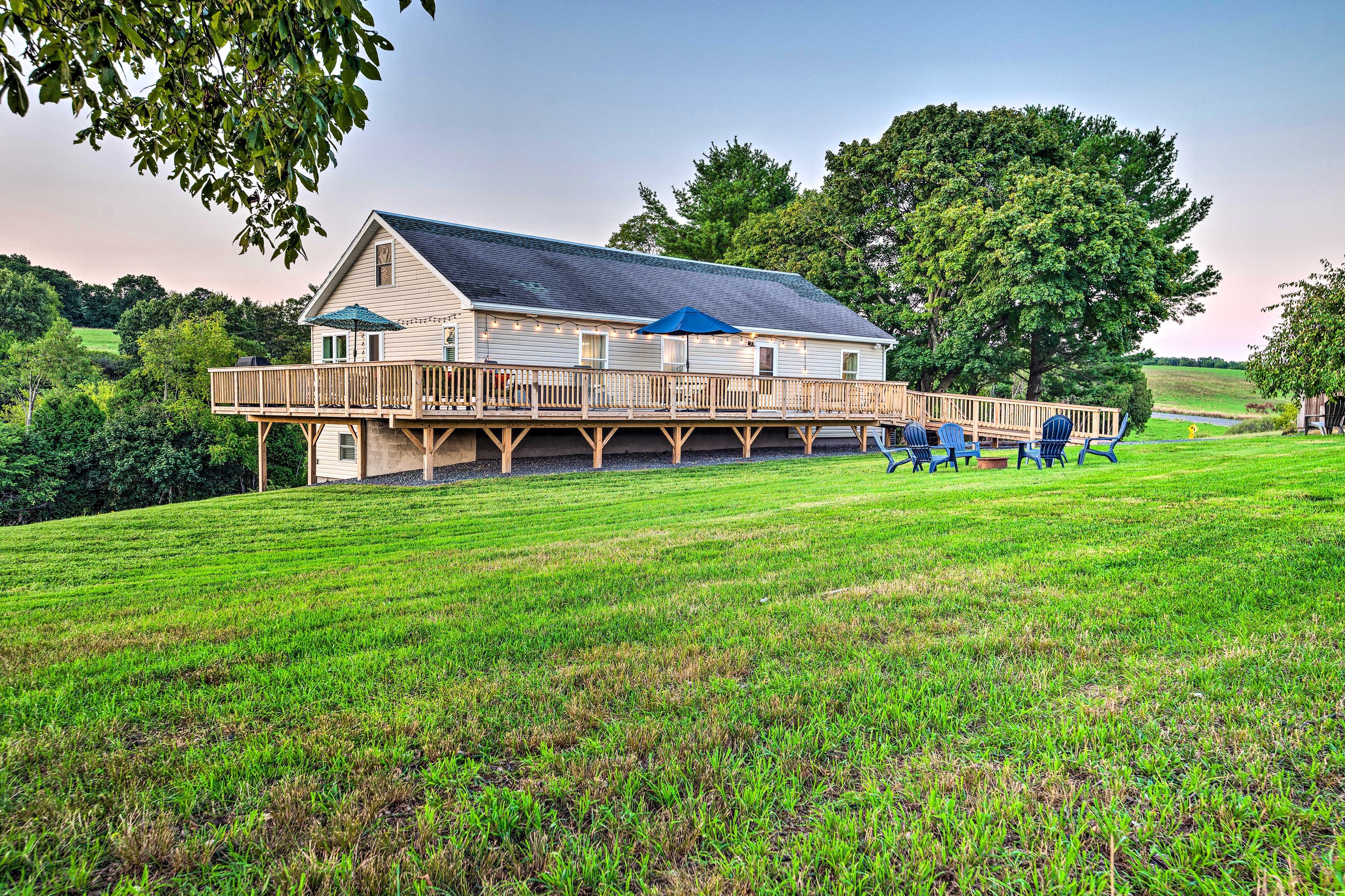 Exterior | Gravel Driveway (10 Vehicles)