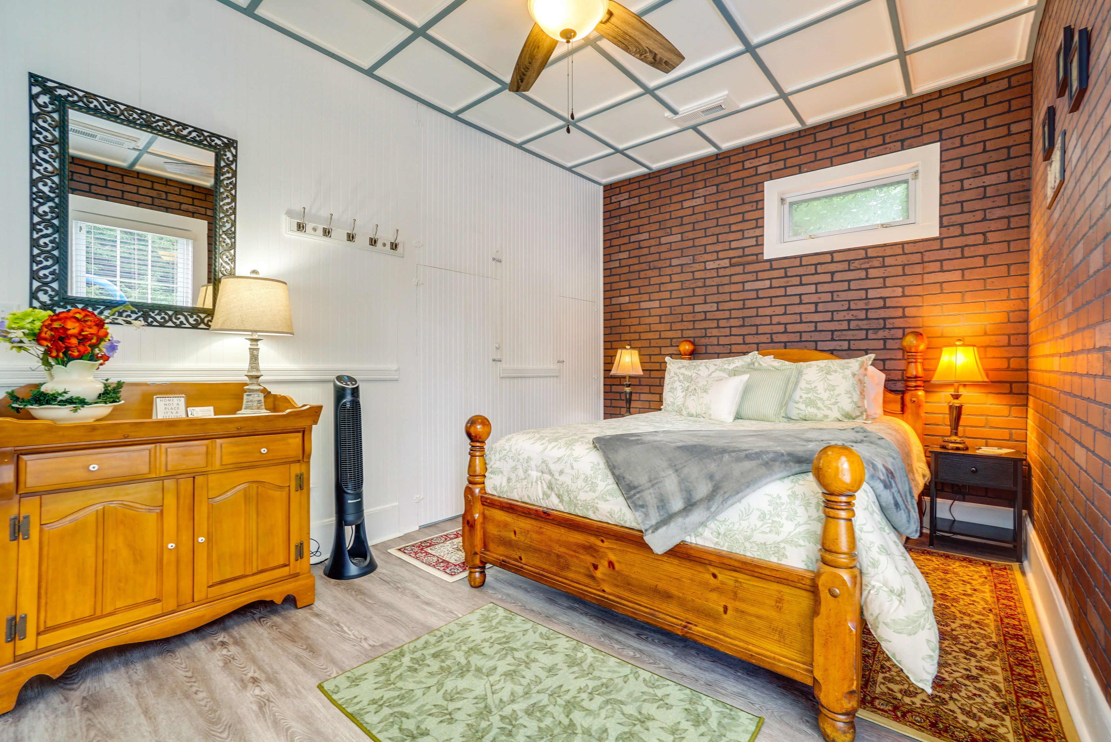 Bedroom | Queen Bed | Linens Provided