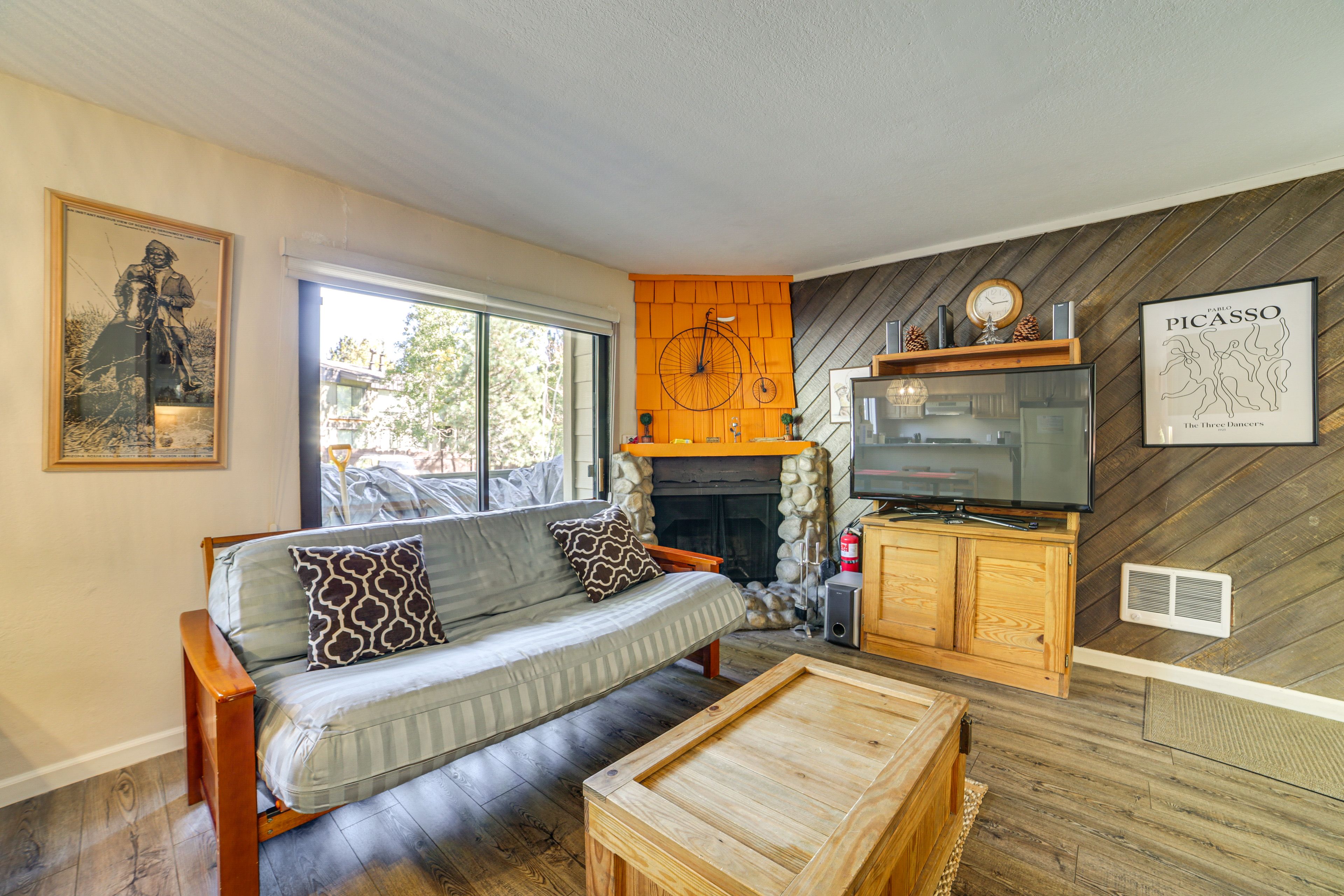 Living Area | Wood-Burning Fireplace | Smart TV | Free WiFi | 2 Wall Heaters