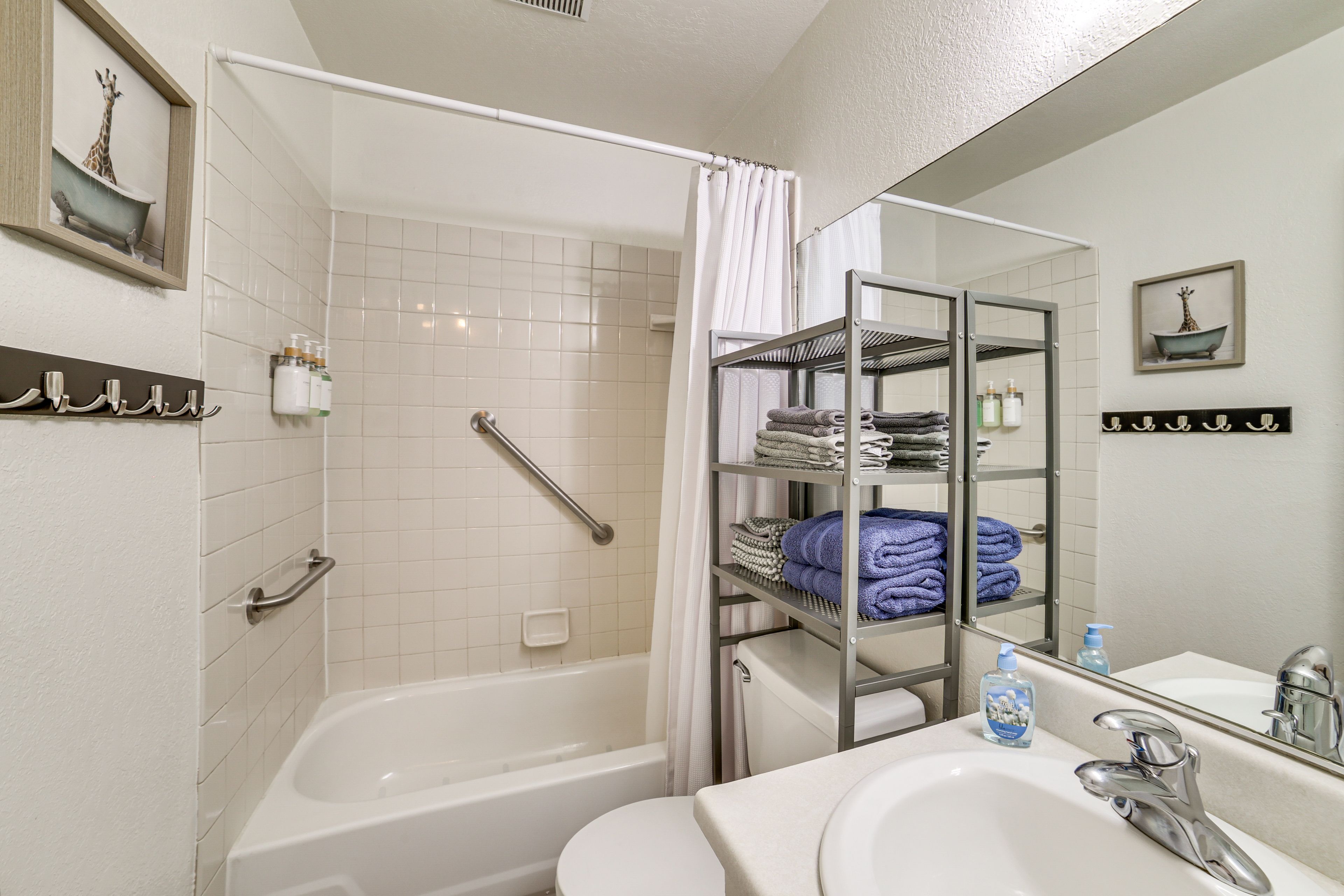 Full Bathroom | Complimentary Toiletries