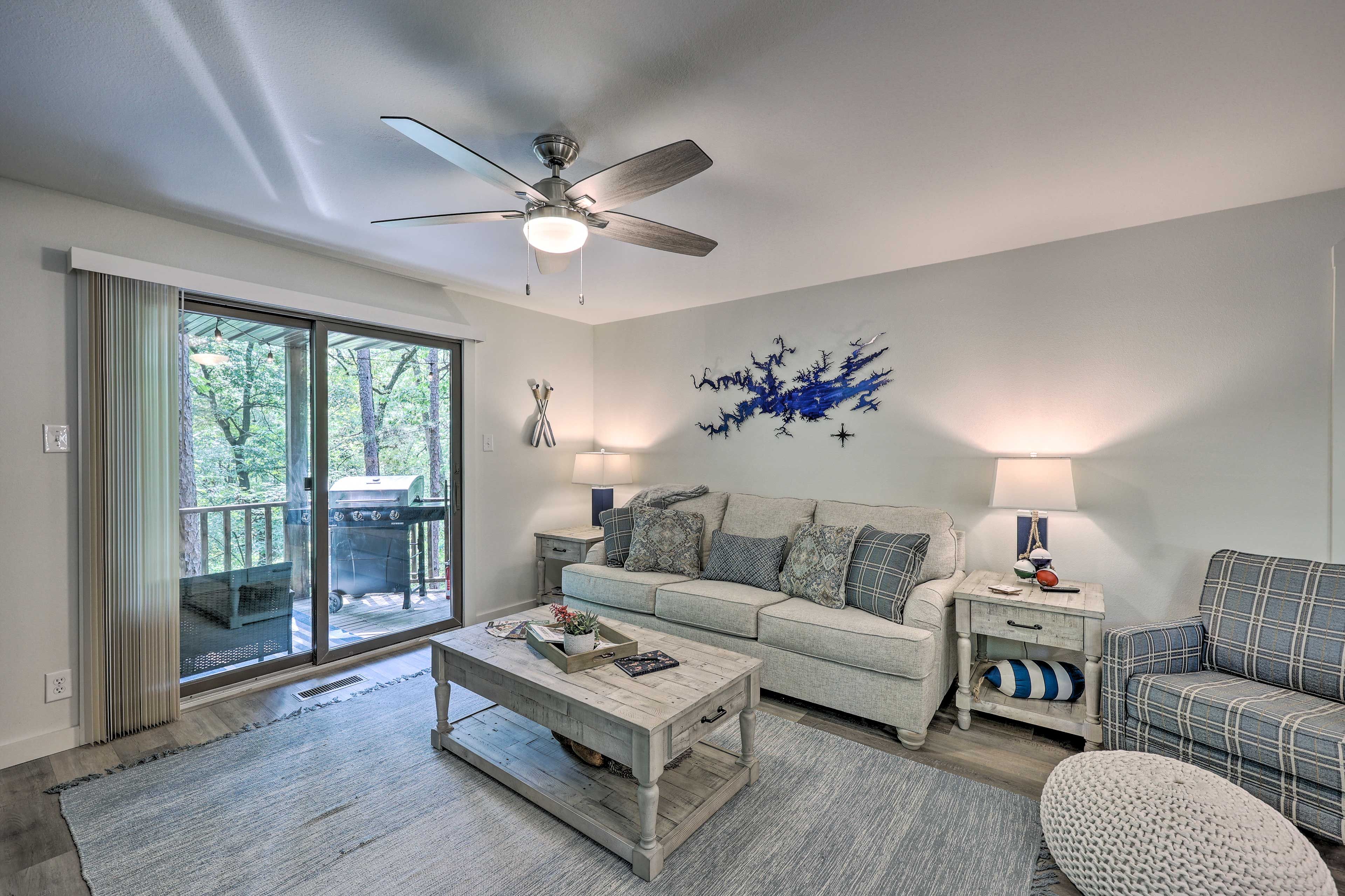 Living Room | Free WiFi | Central A/C | Smart TV