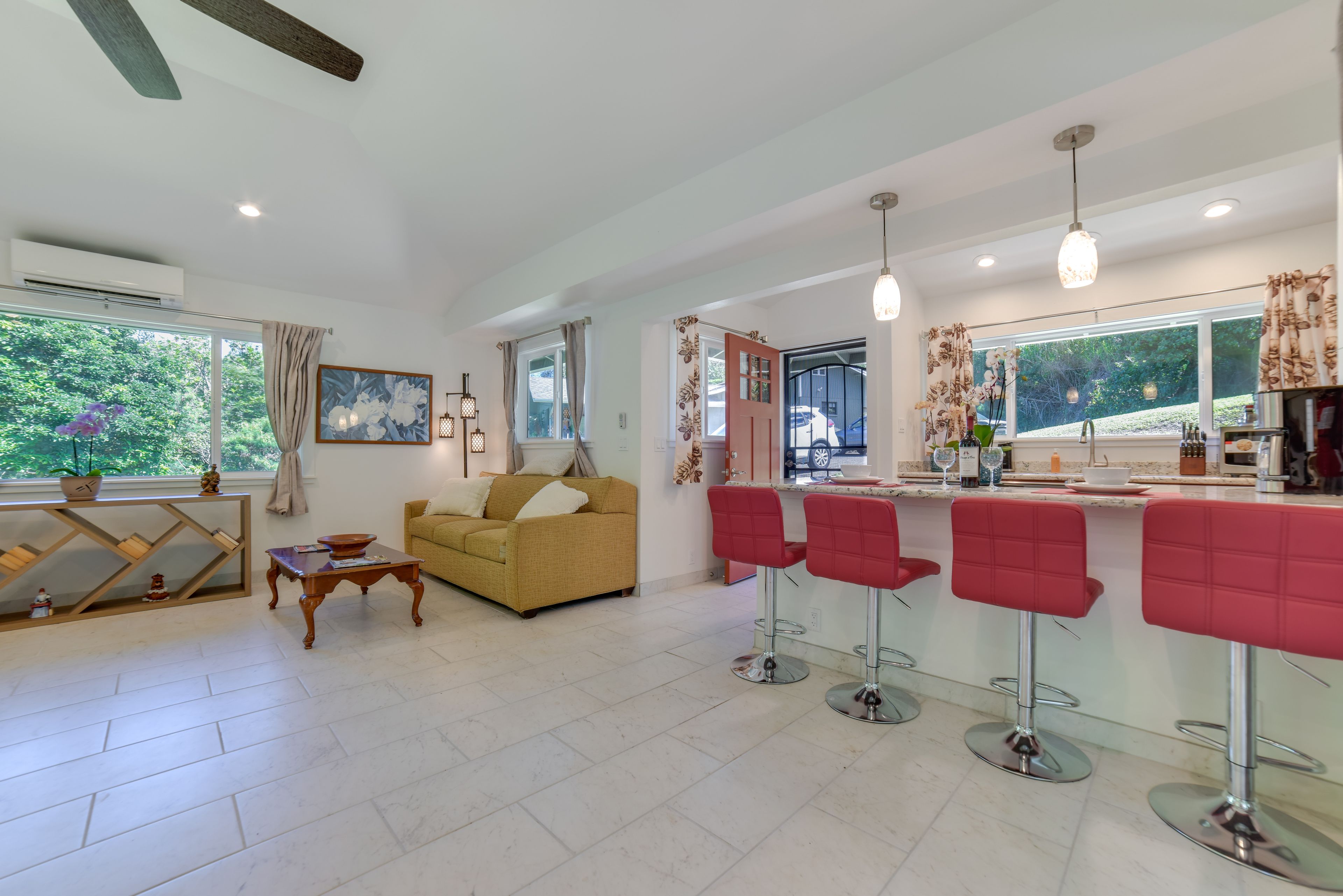 Dining Area | Dishware/Flatware Provided