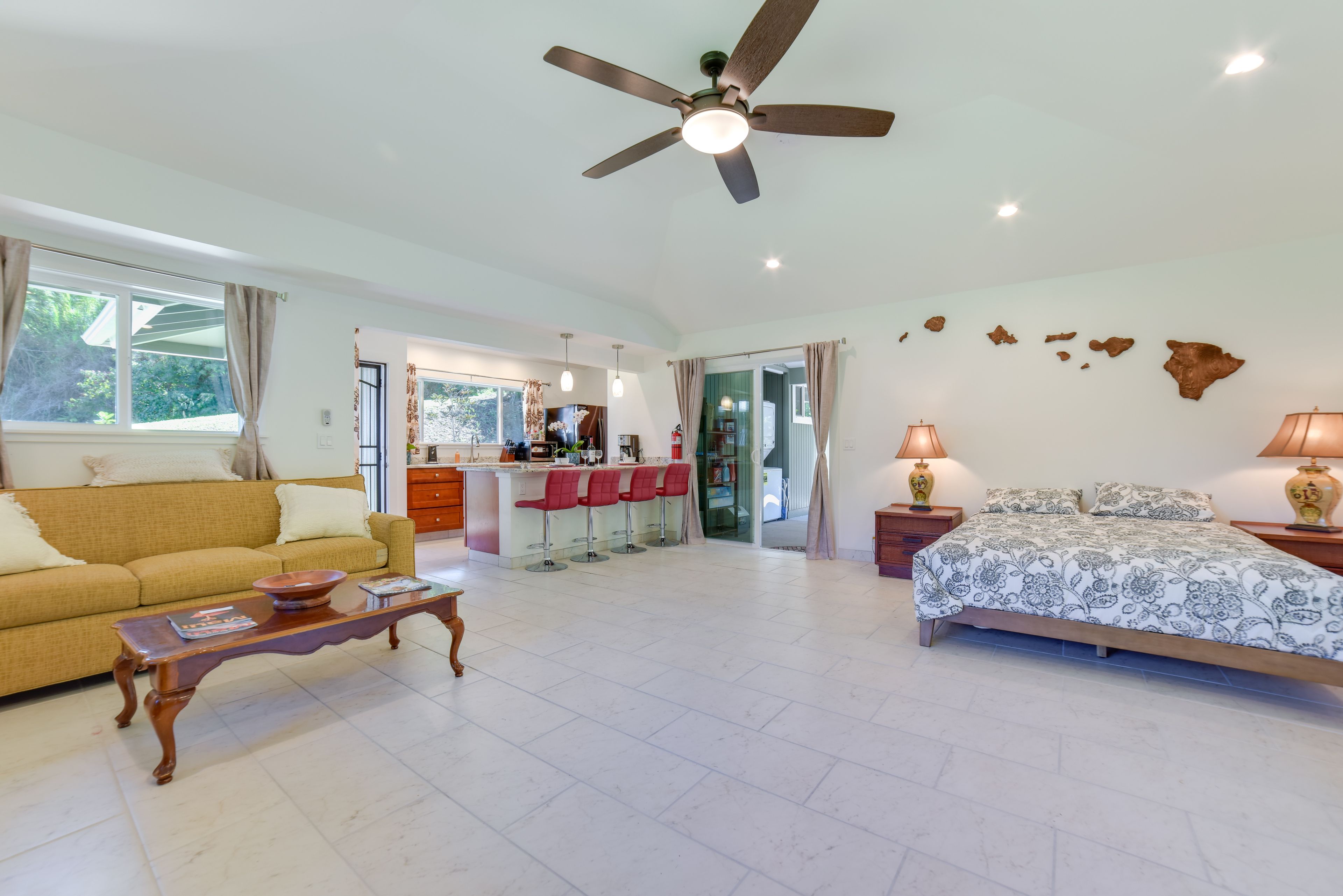 Studio | King Bed | Linens Provided