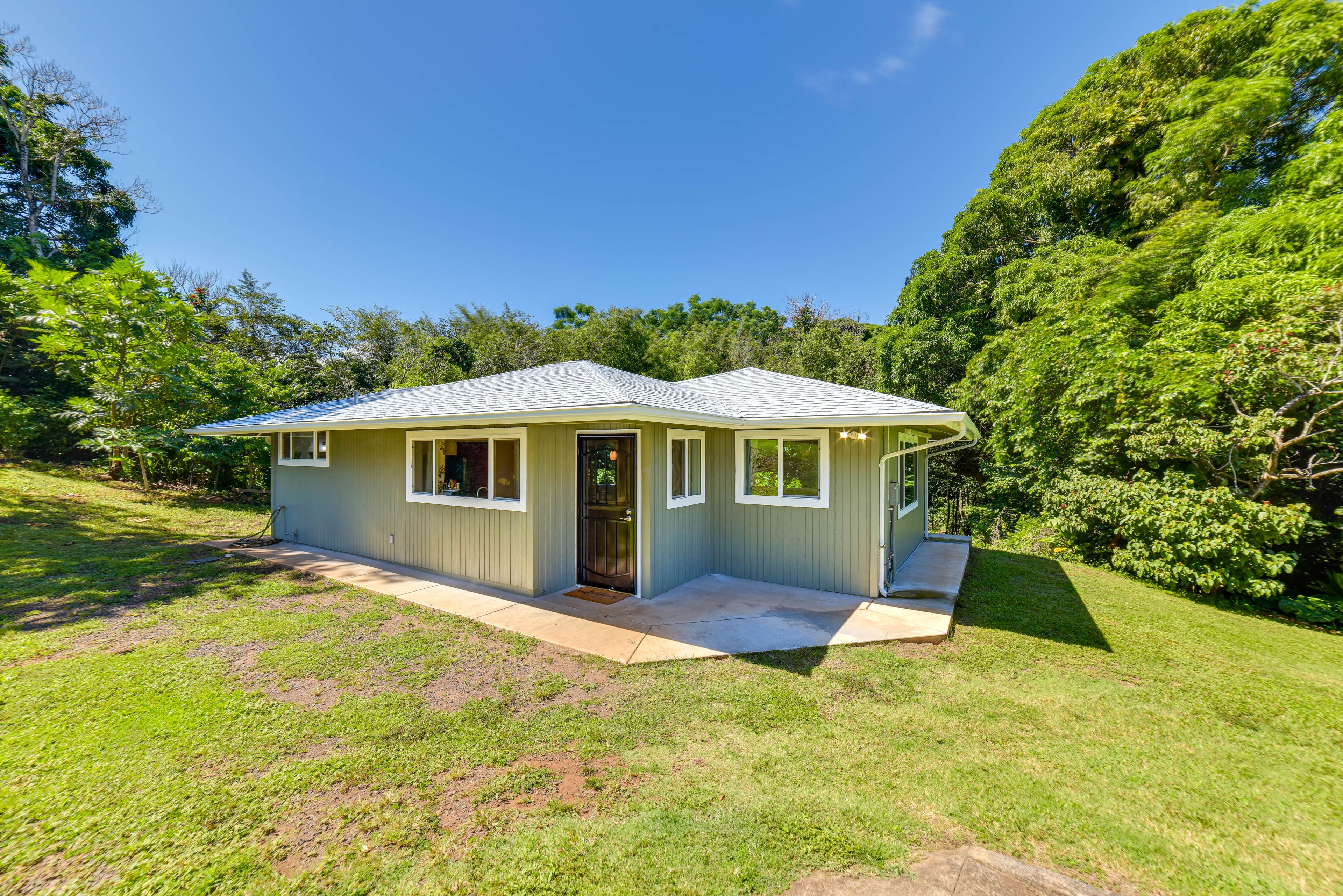 Exterior | Driveway (2 Vehicles)