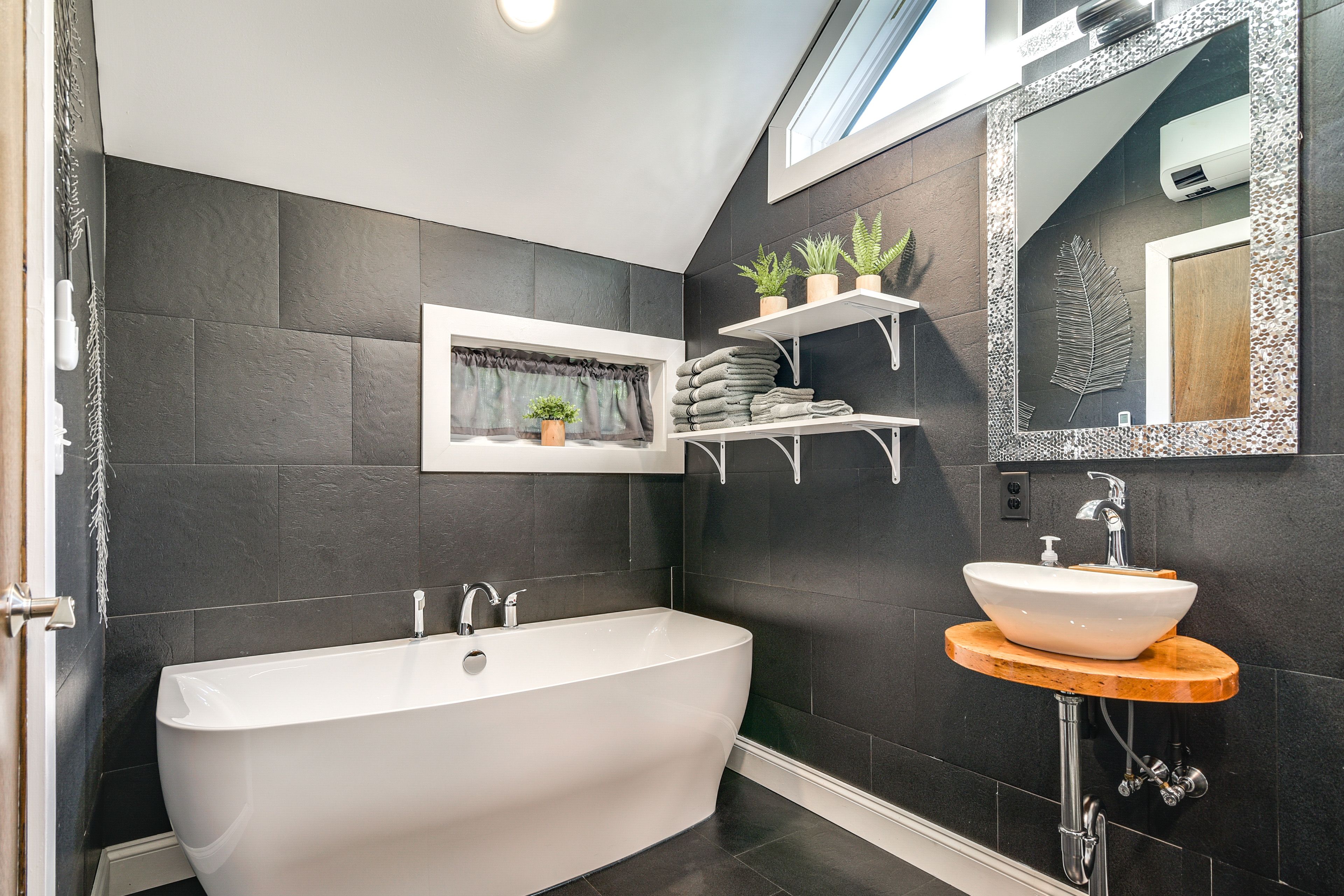 Full Bathroom | Complimentary Toiletries