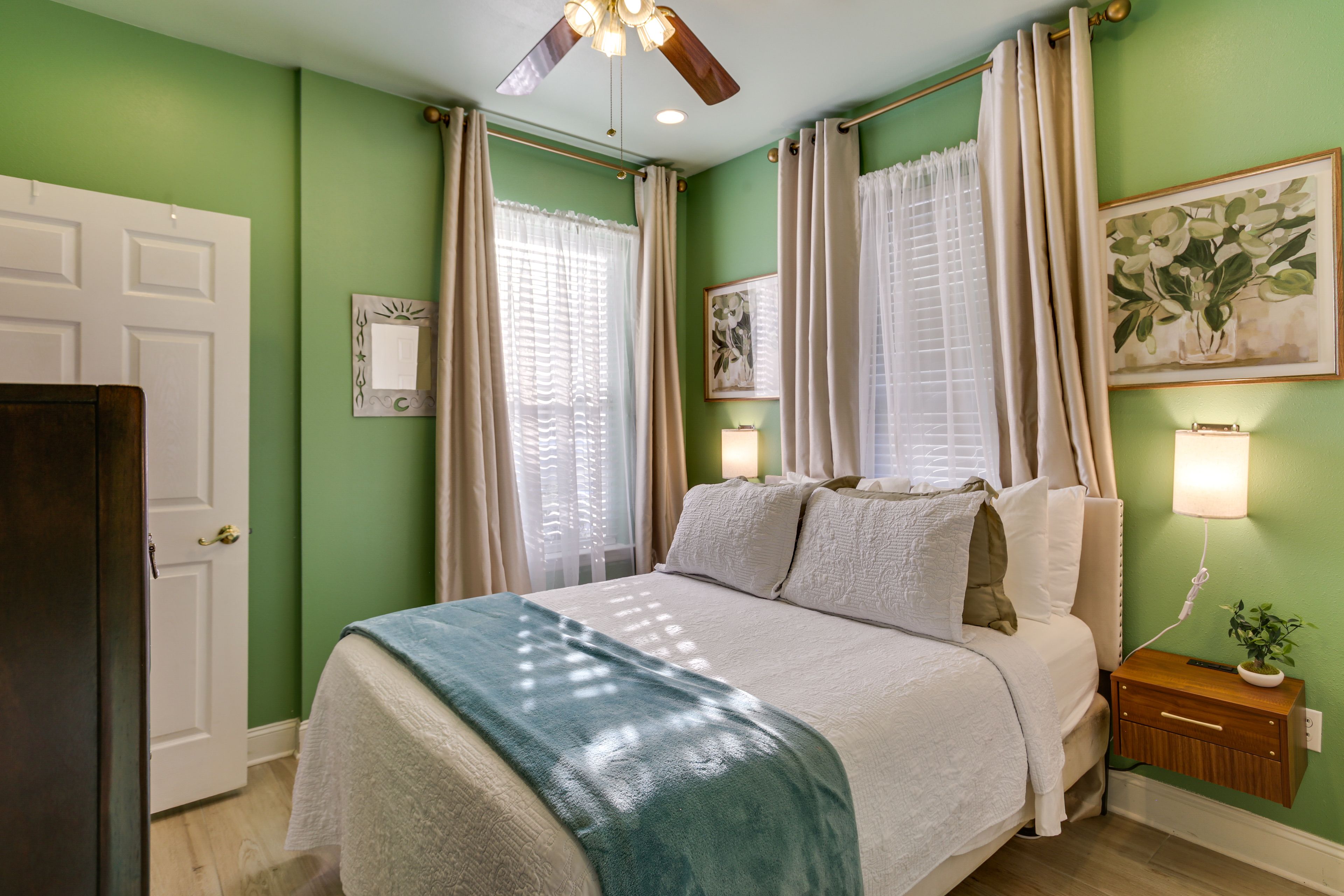Bedroom 1 | Queen Bed