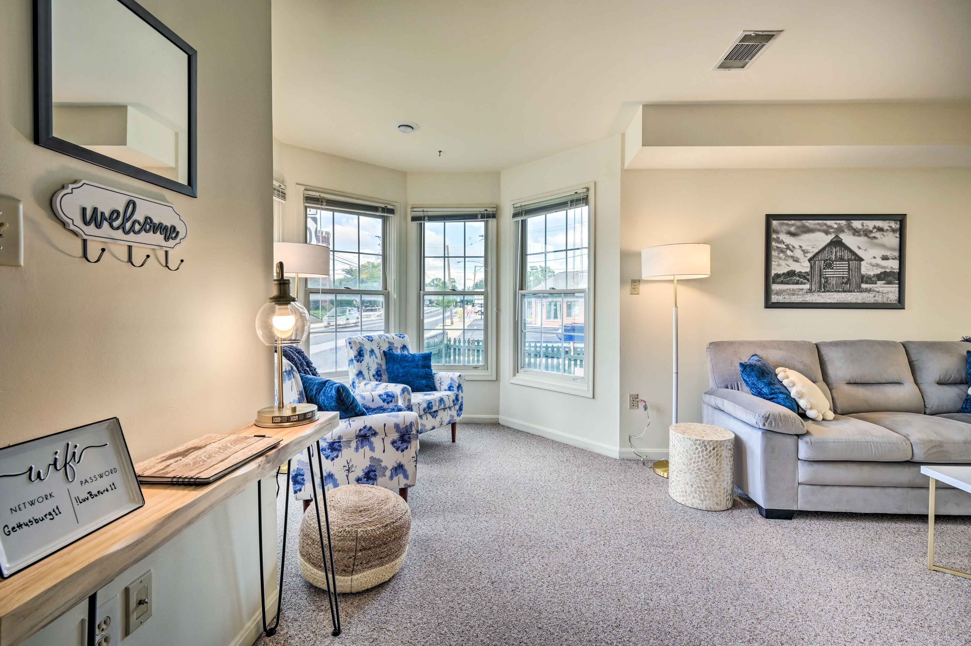 Living Room | 1st Floor | Smart TV | Free WiFi | Central A/C & Heating
