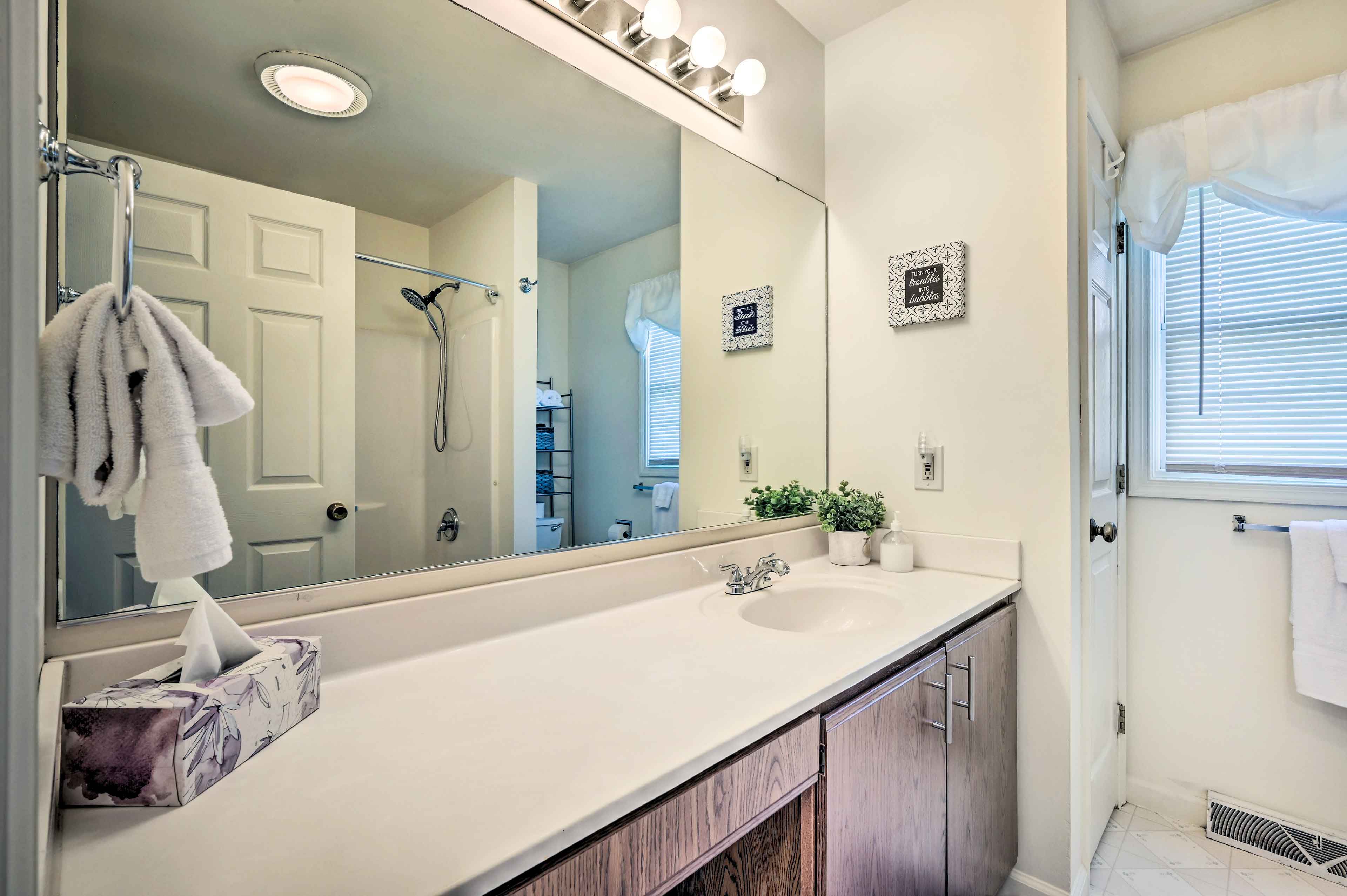 Full Bathroom | 2nd Floor | Complimentary Toiletries | Towels Provided