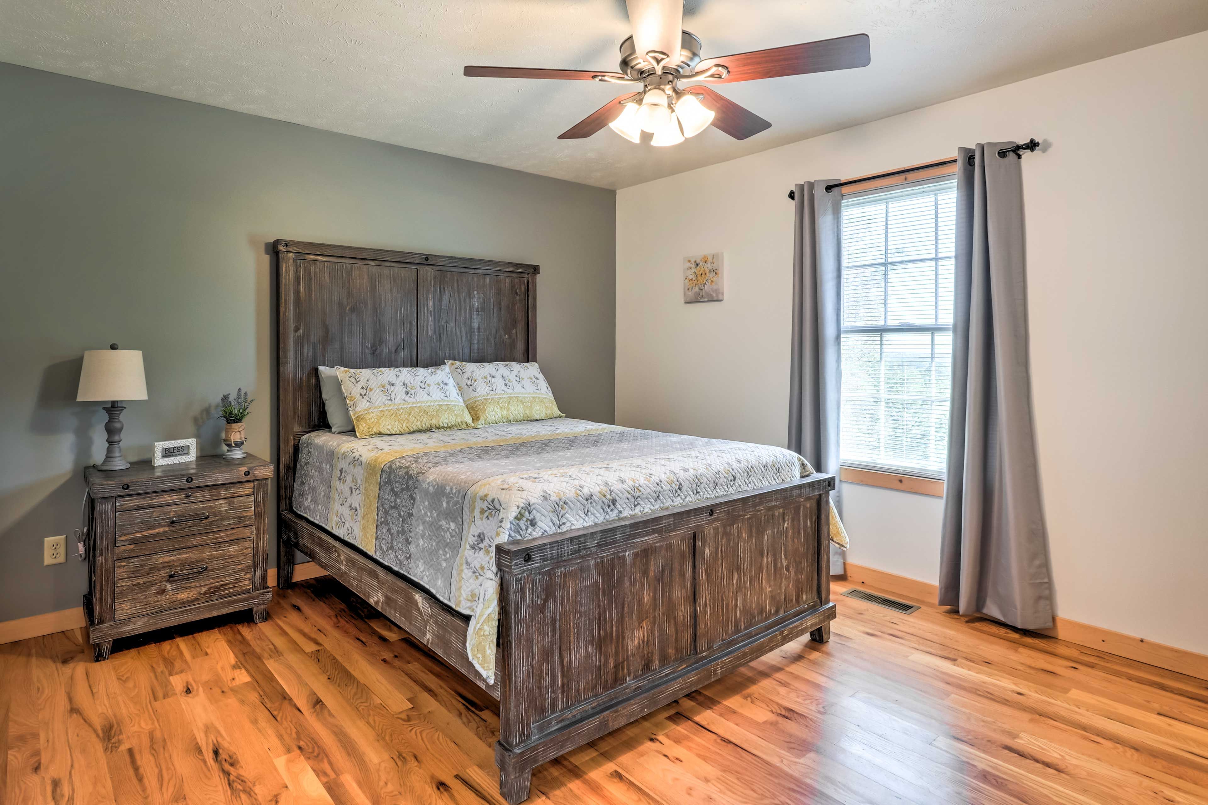Bedroom 1 | Queen Bed | En-Suite Bathroom