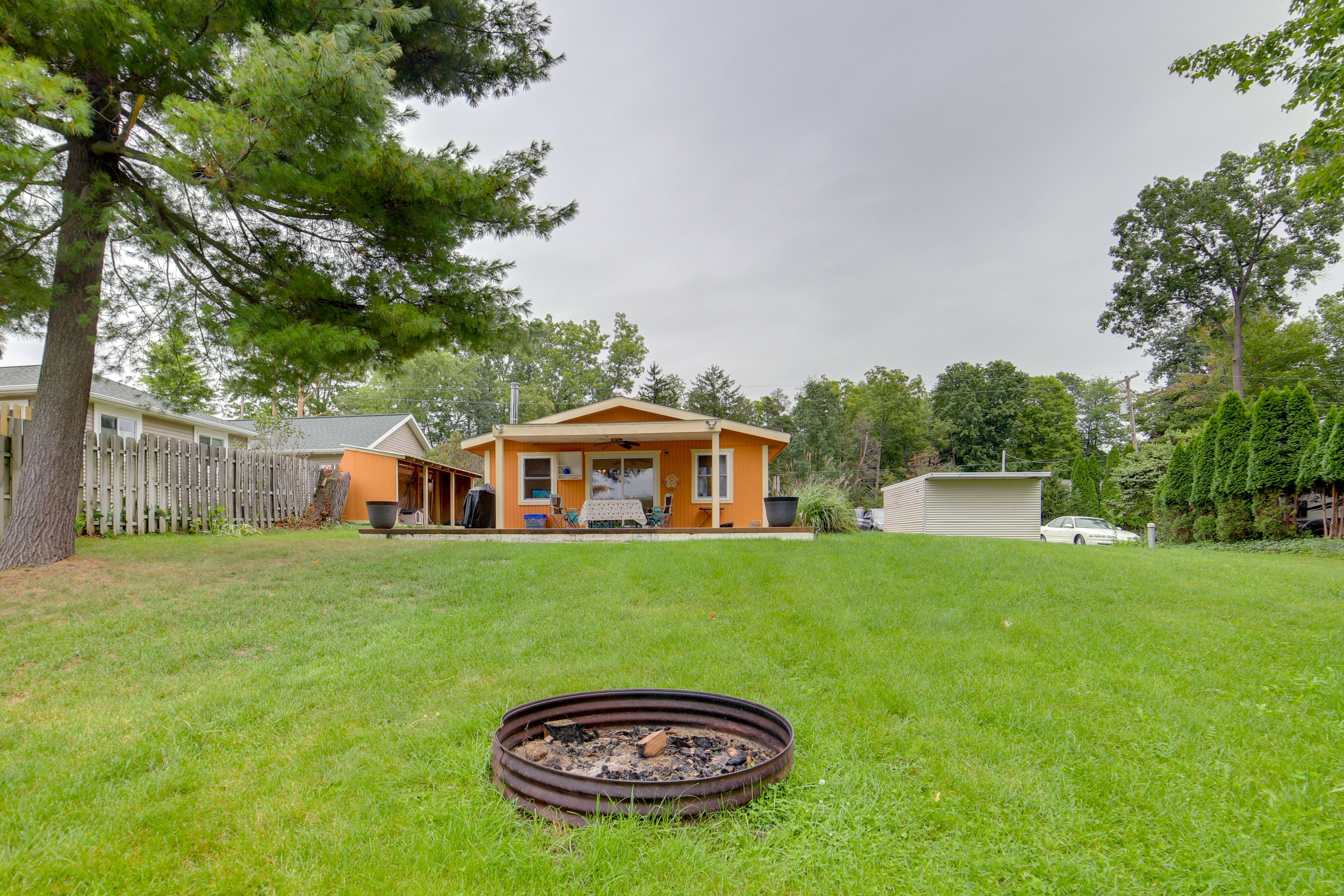 Private Yard | Fire Pit | In-Ground Trampoline