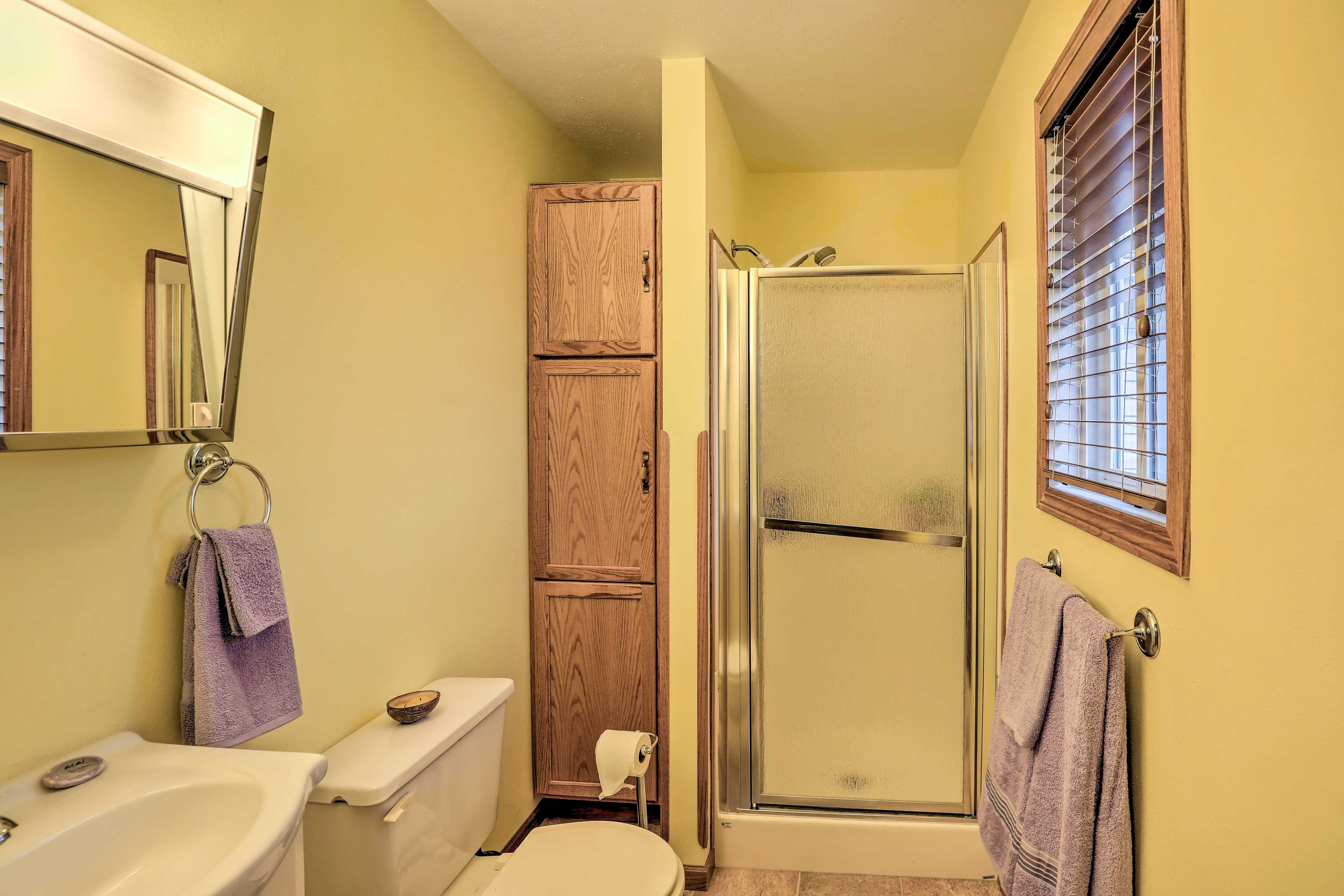 Full Bathroom | Main Floor | Complimentary Toiletries