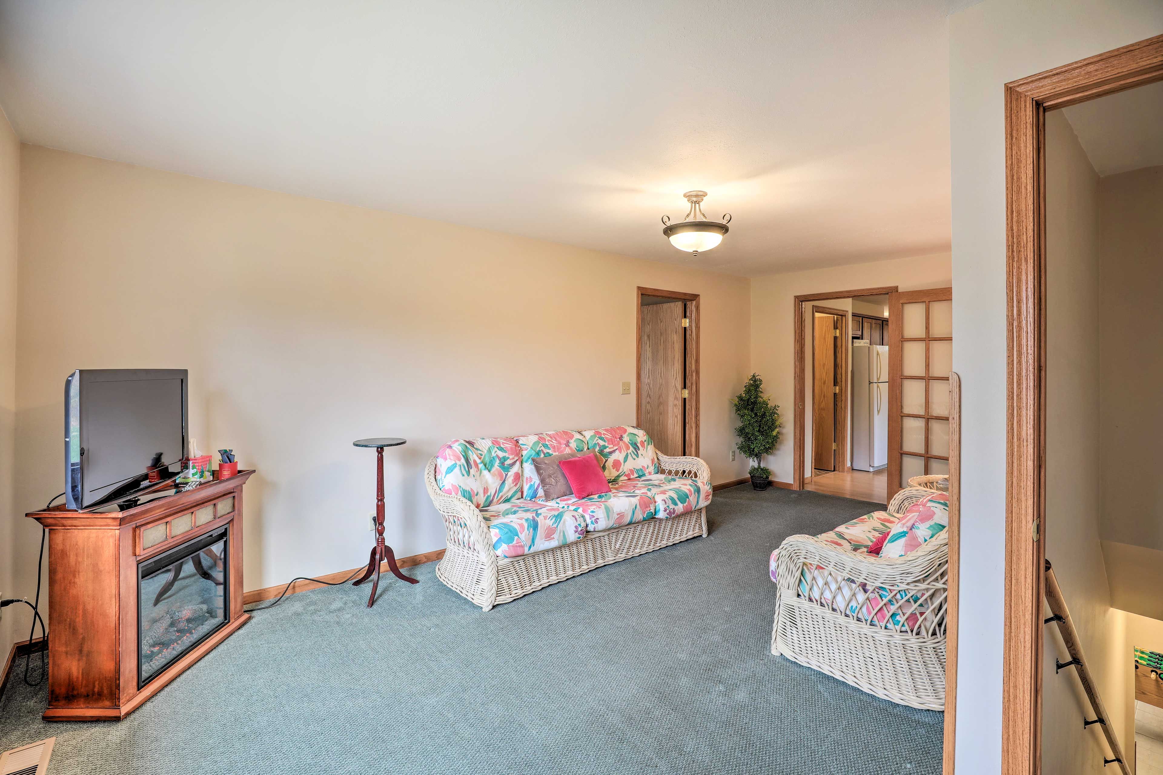 Living Room | Main Floor | Electric Fireplace | Free WiFi | Central A/C & Heat