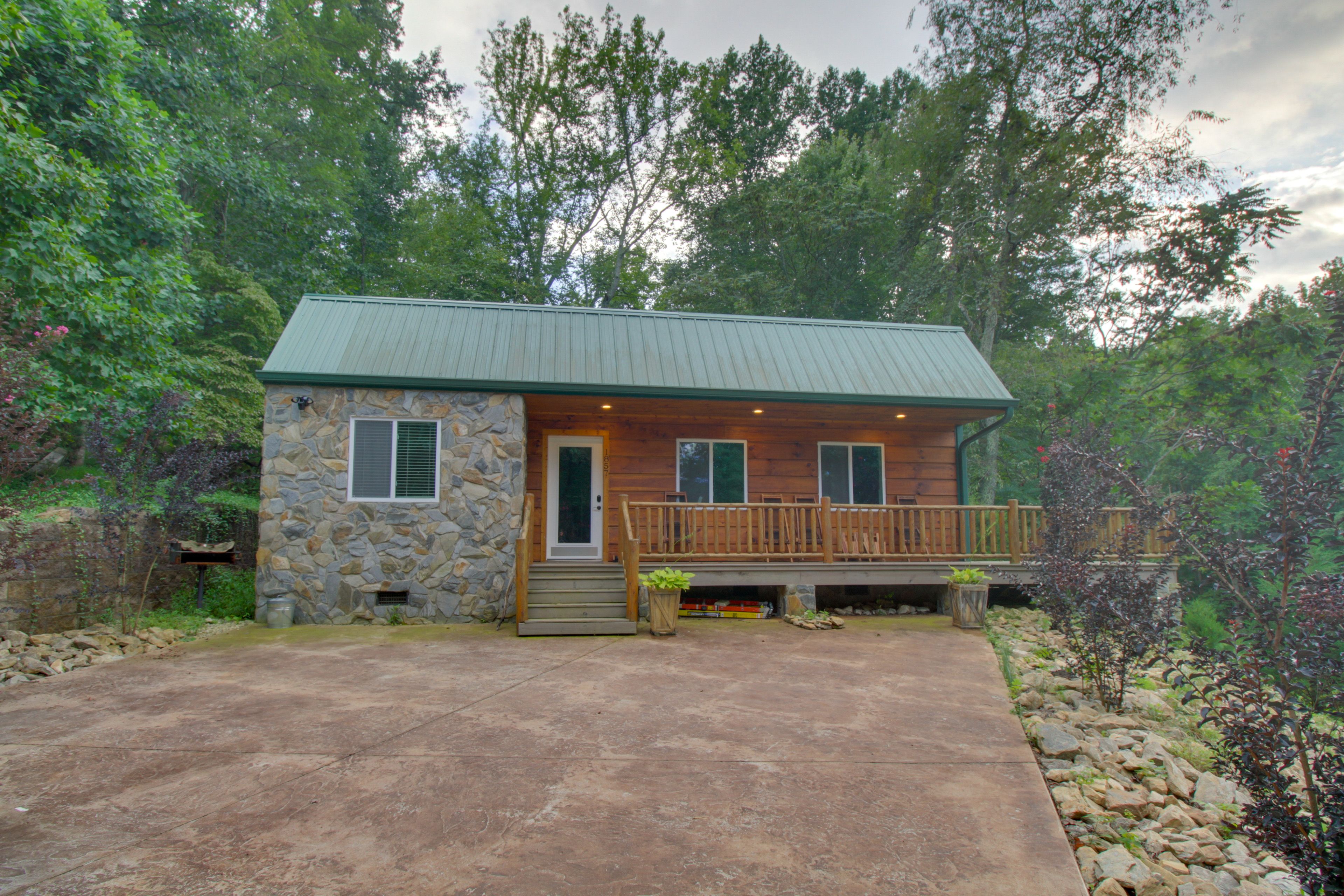 Parking | Ample Parking in Front of Cabin