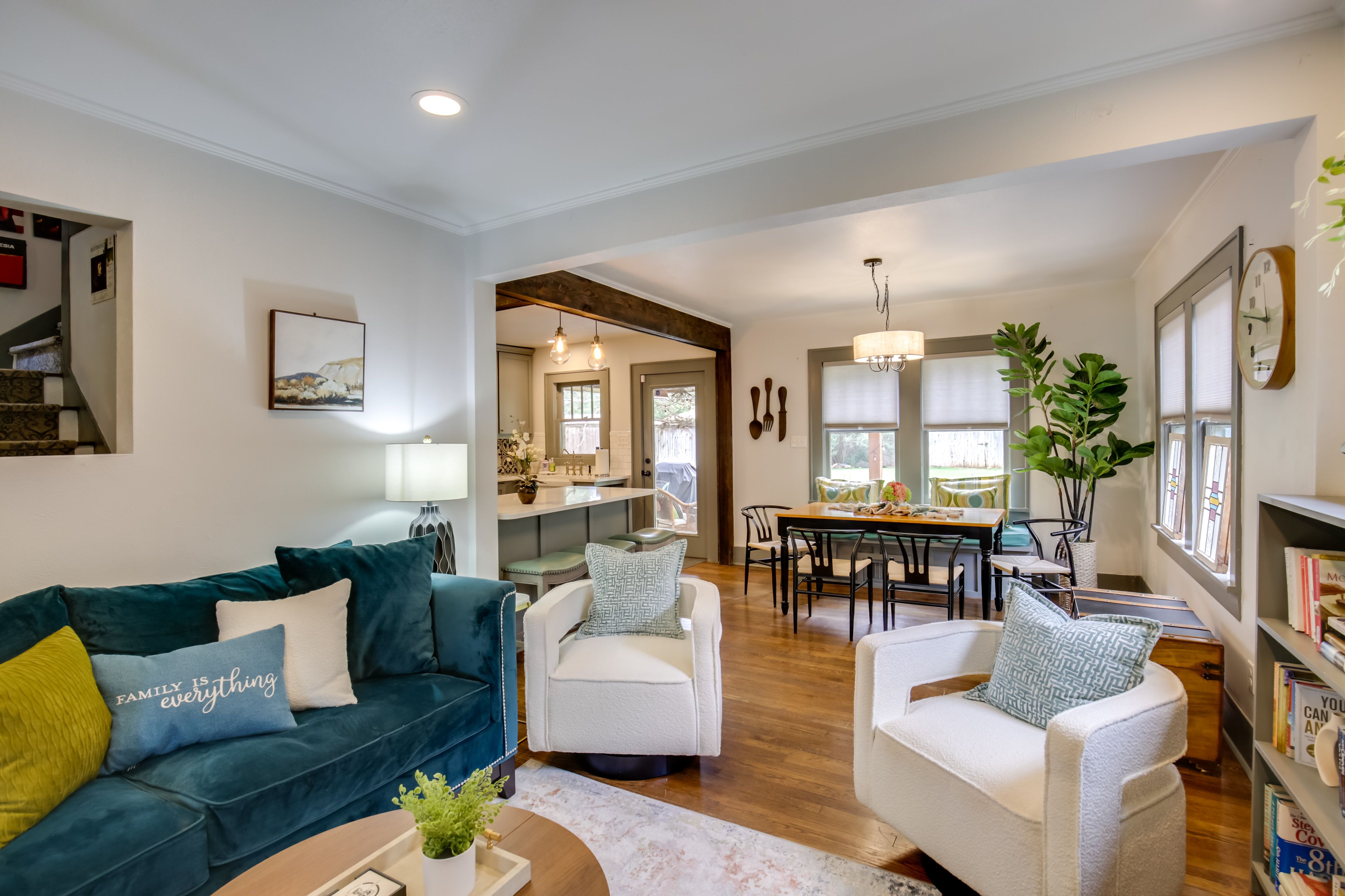 Living Room | Free WiFi | Central A/C | Smart TV