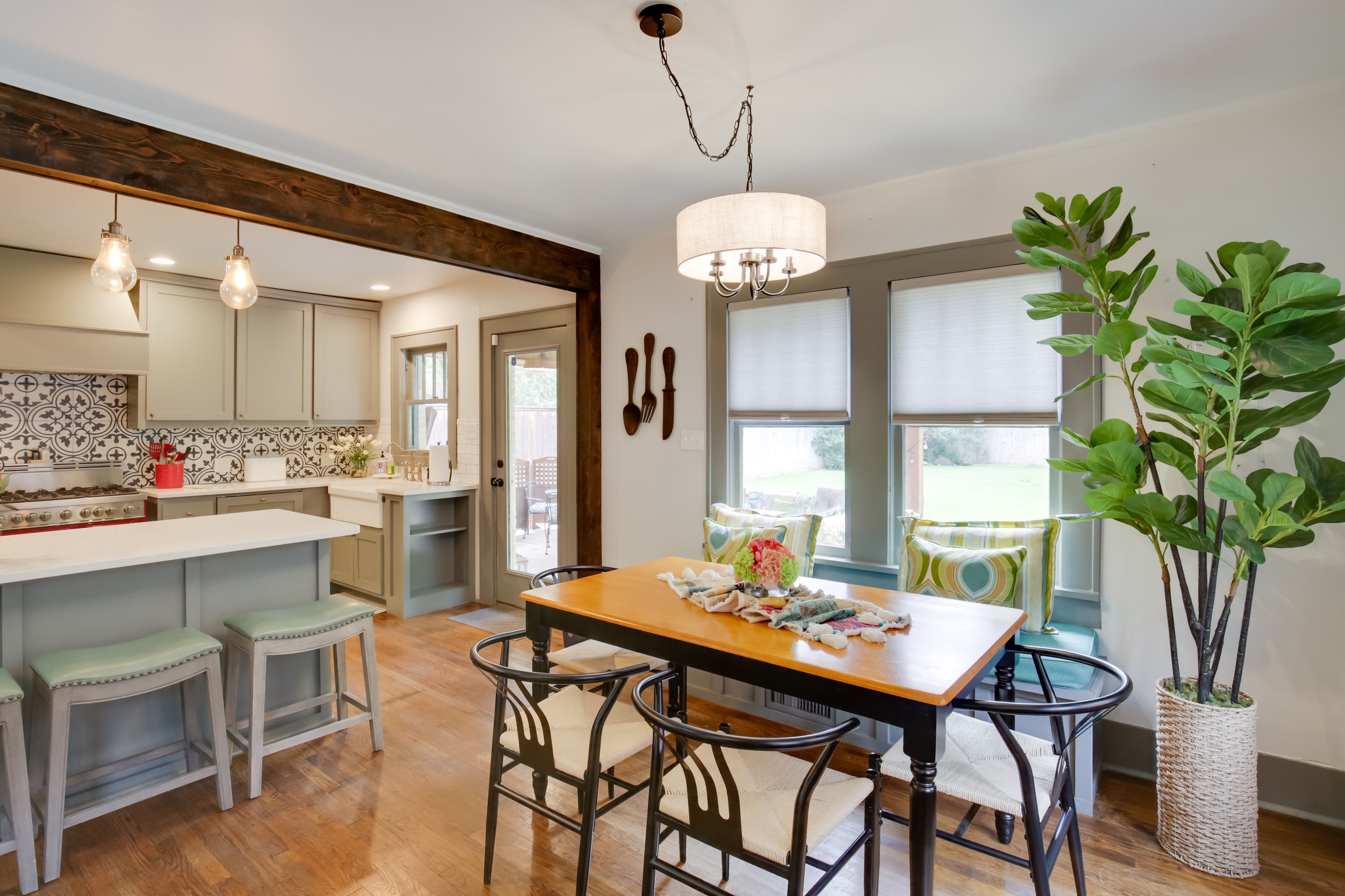 Dining Room | Dishware/Flatware Provided