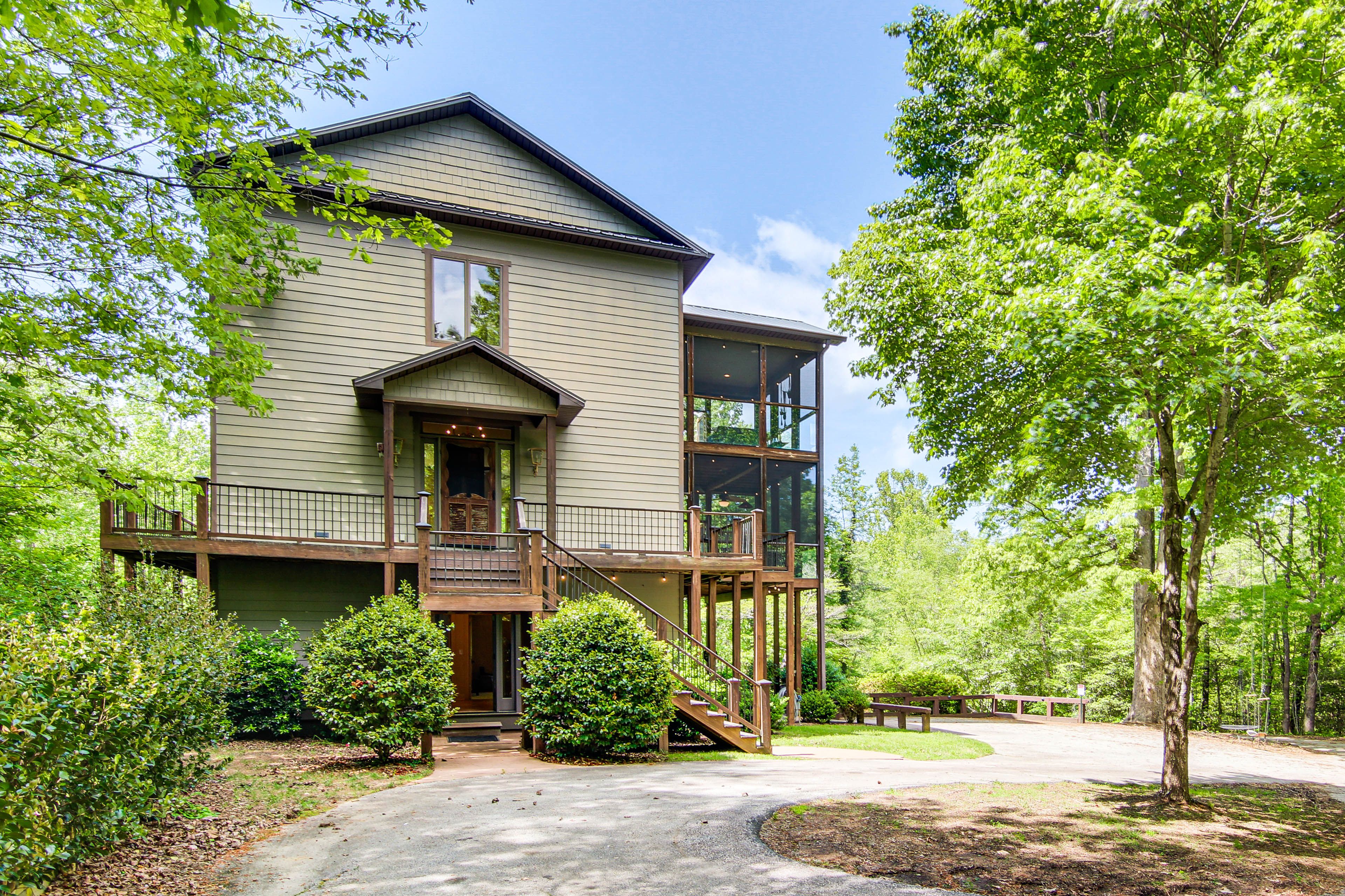 Property Exterior | Driveway Parking (8 Vehicles) | Street Parking