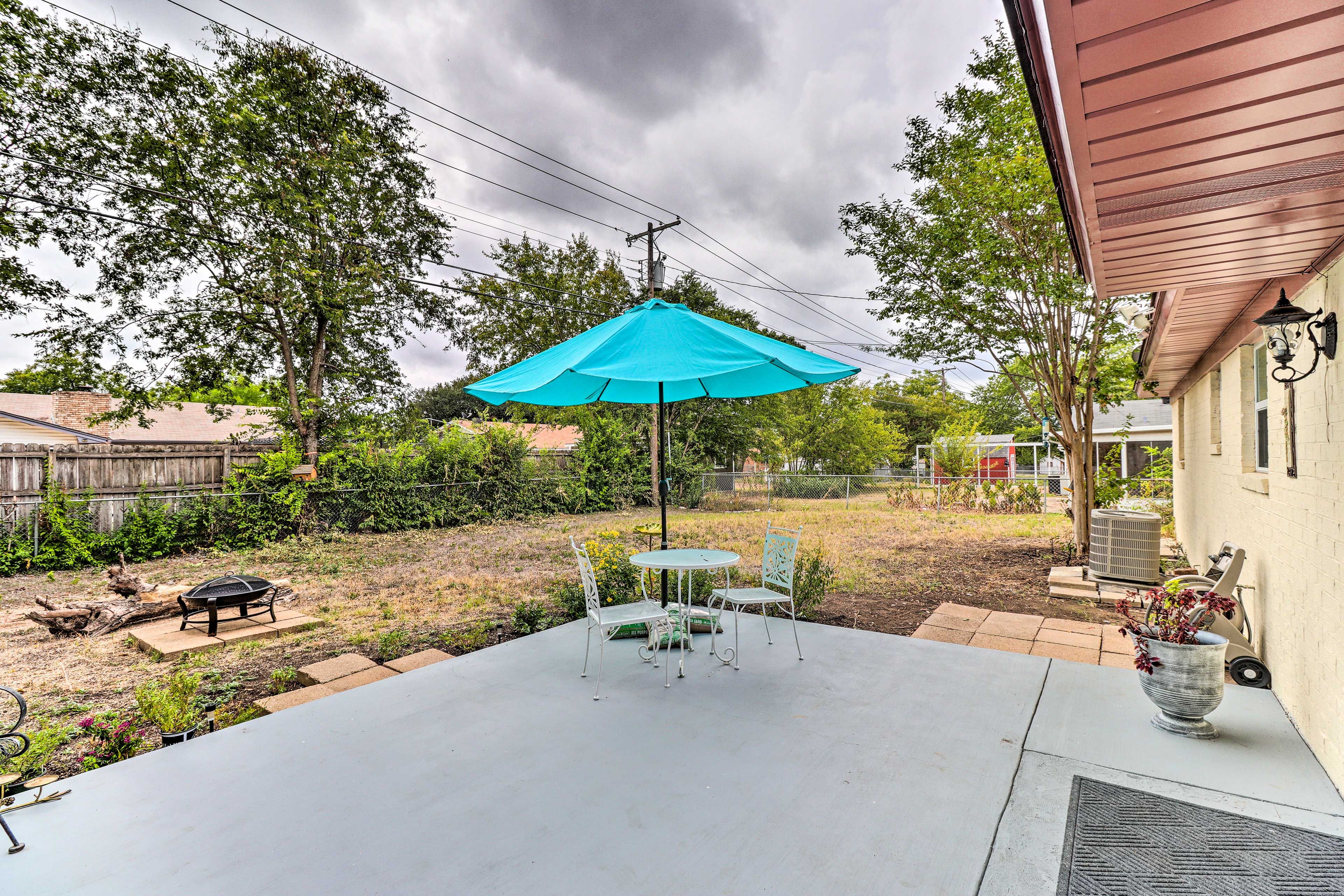 Backyard | Fire Pit | Dining Area | Charcoal Grill