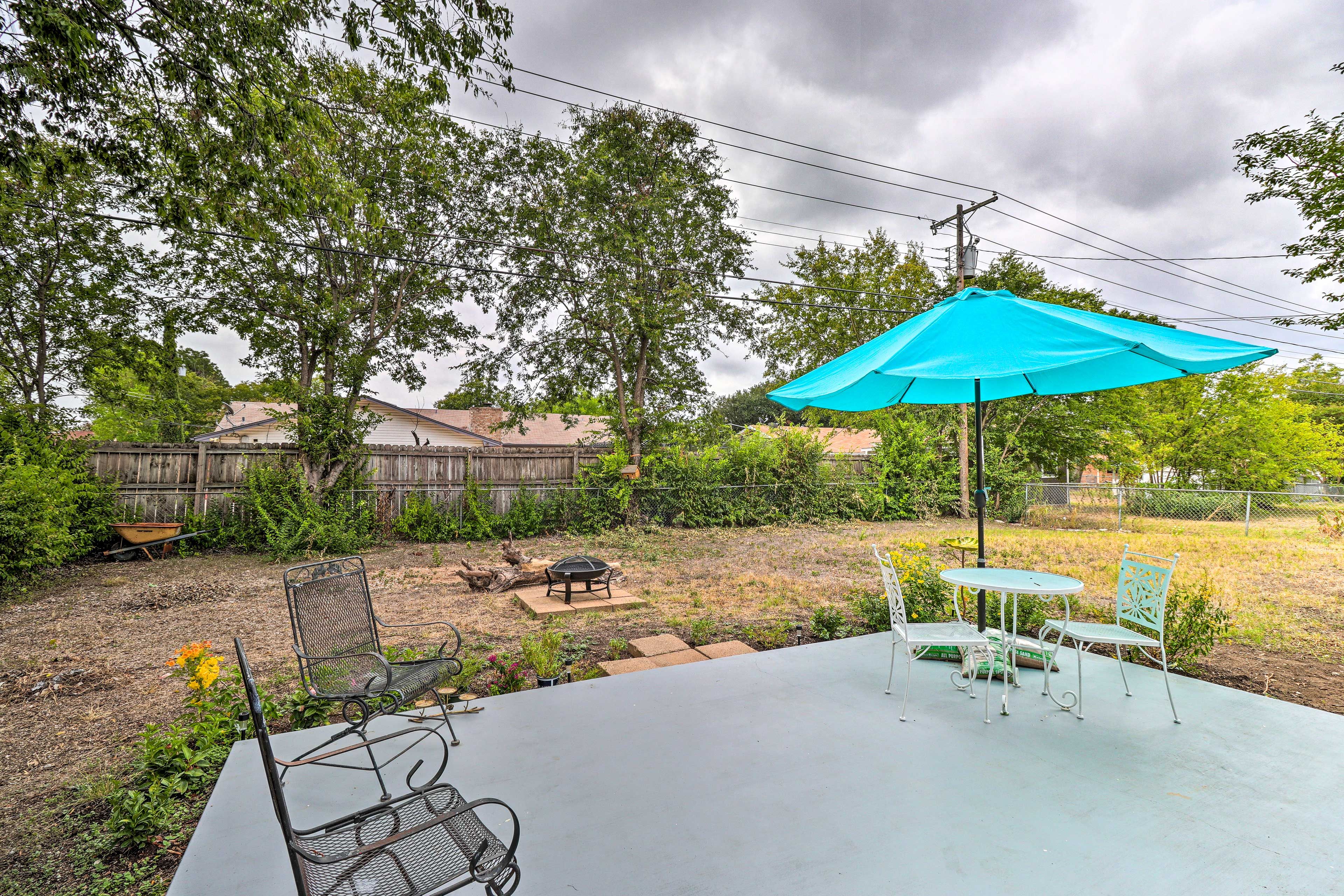 Backyard | Fire Pit | Dining Area | Charcoal Grill