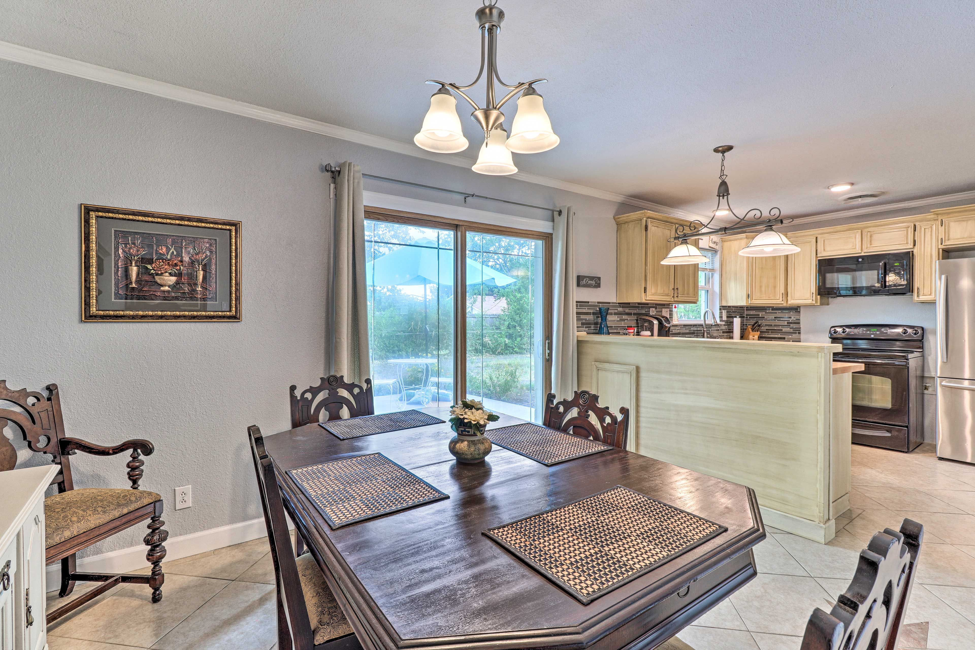 Dining Area | Dishware/Flatware Provided