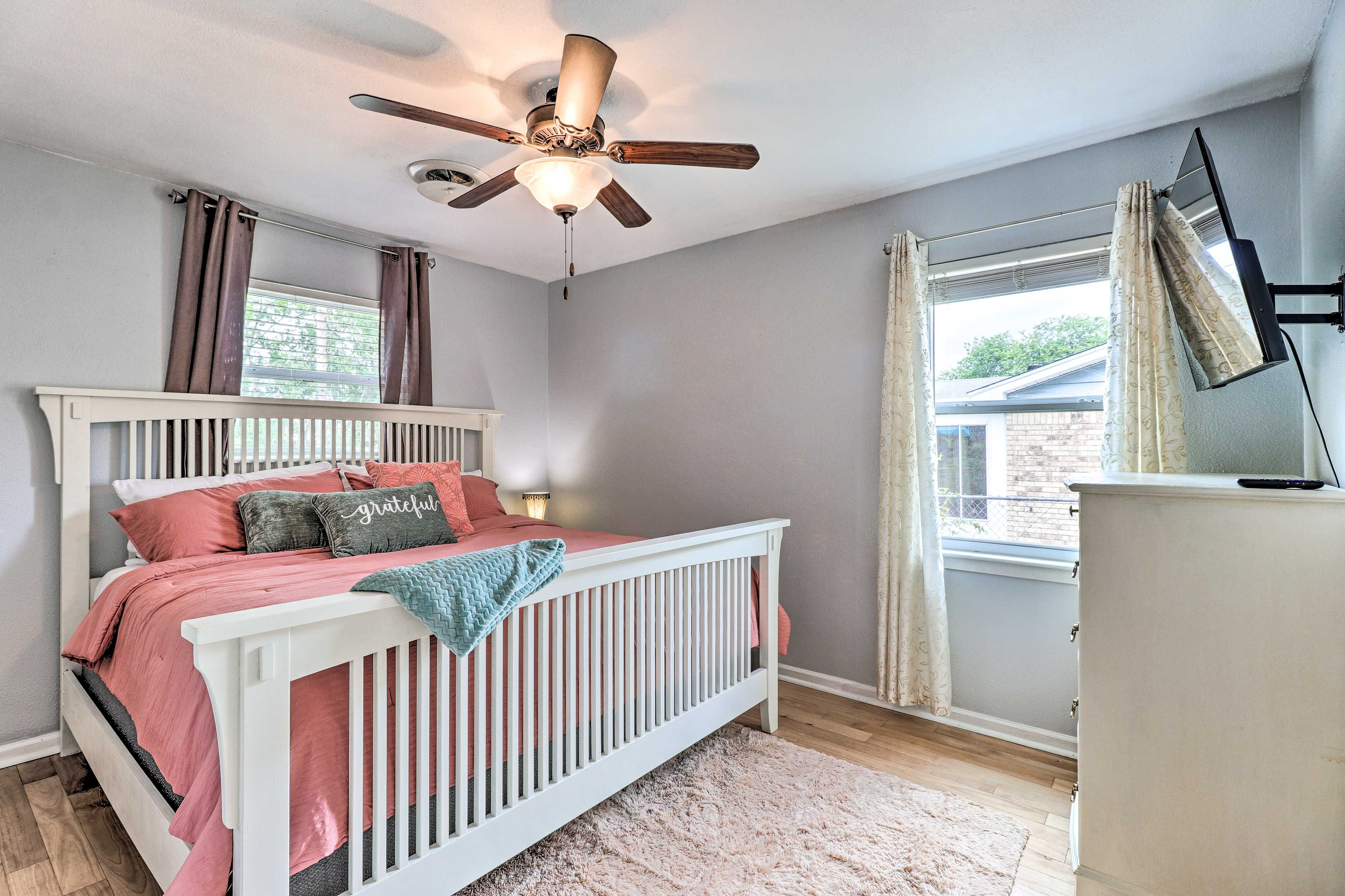 Bedroom 1 | King Bed | Smart TV | Ceiling Fan