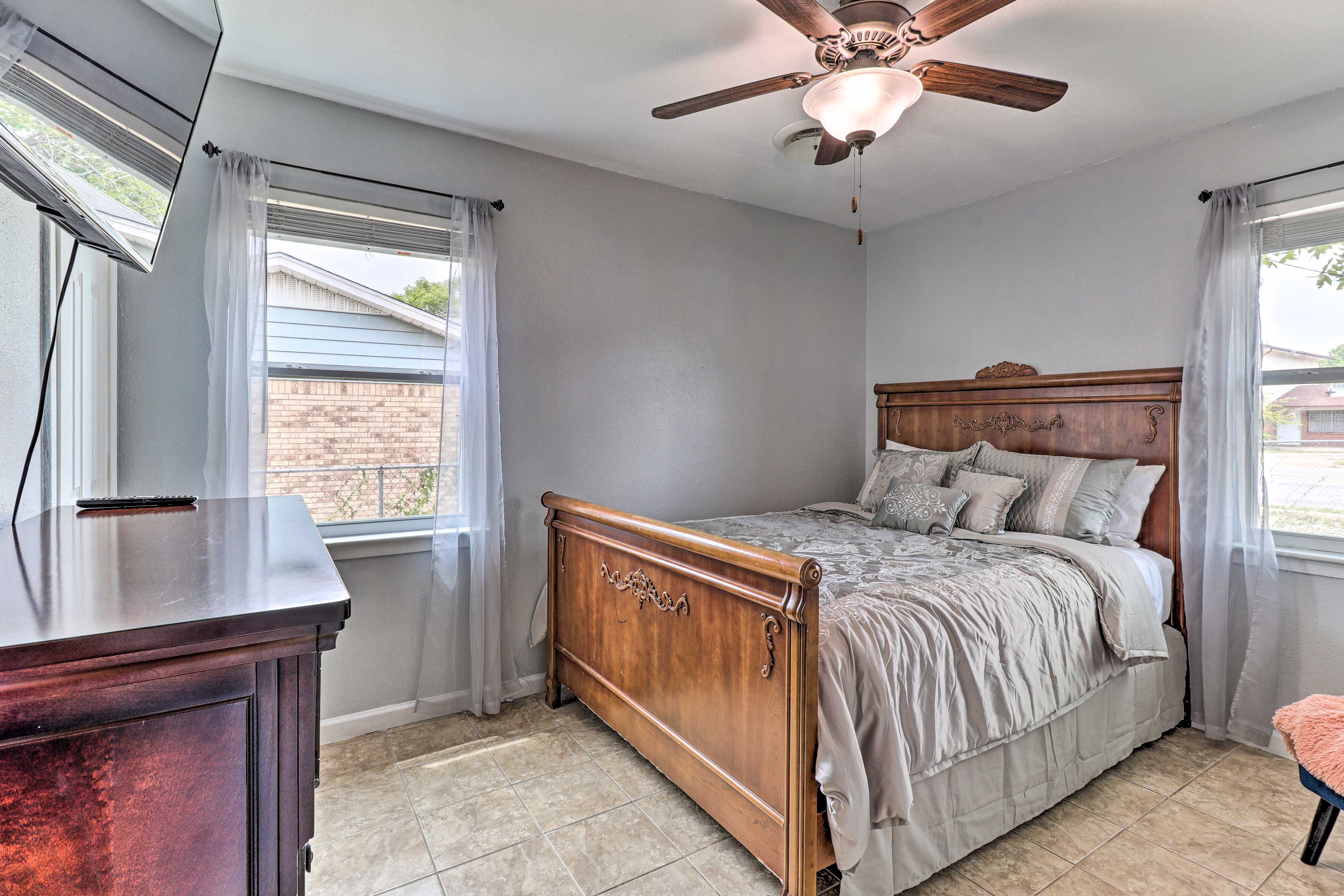 Bedroom 2 | Queen Bed | Smart TV | Ceiling Fan