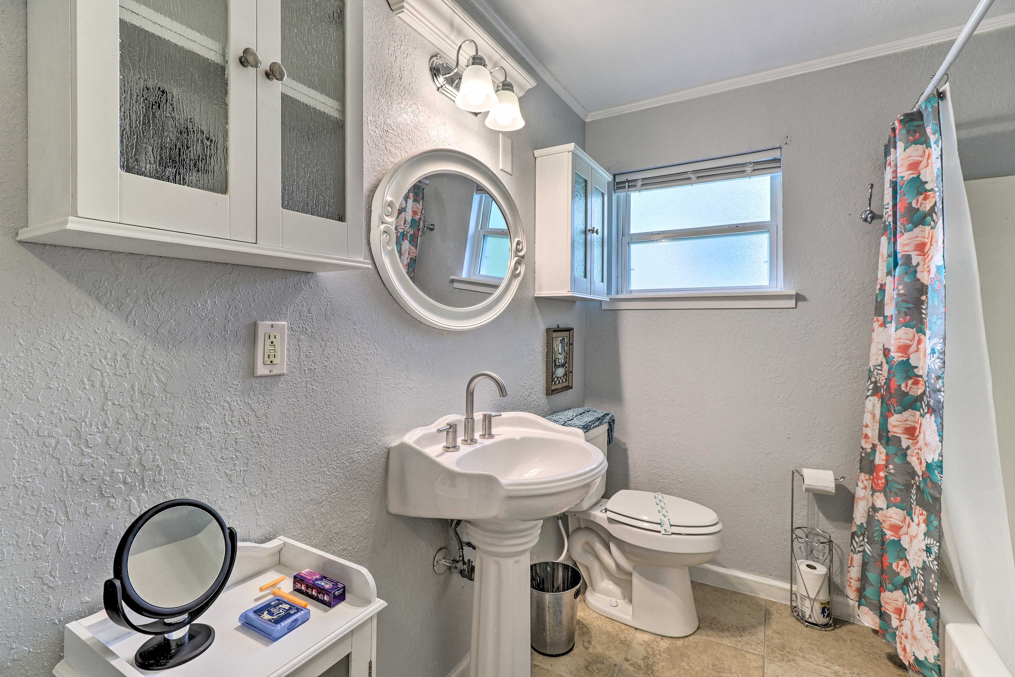 Full Bathroom | Complimentary Toiletries | Towels Provided