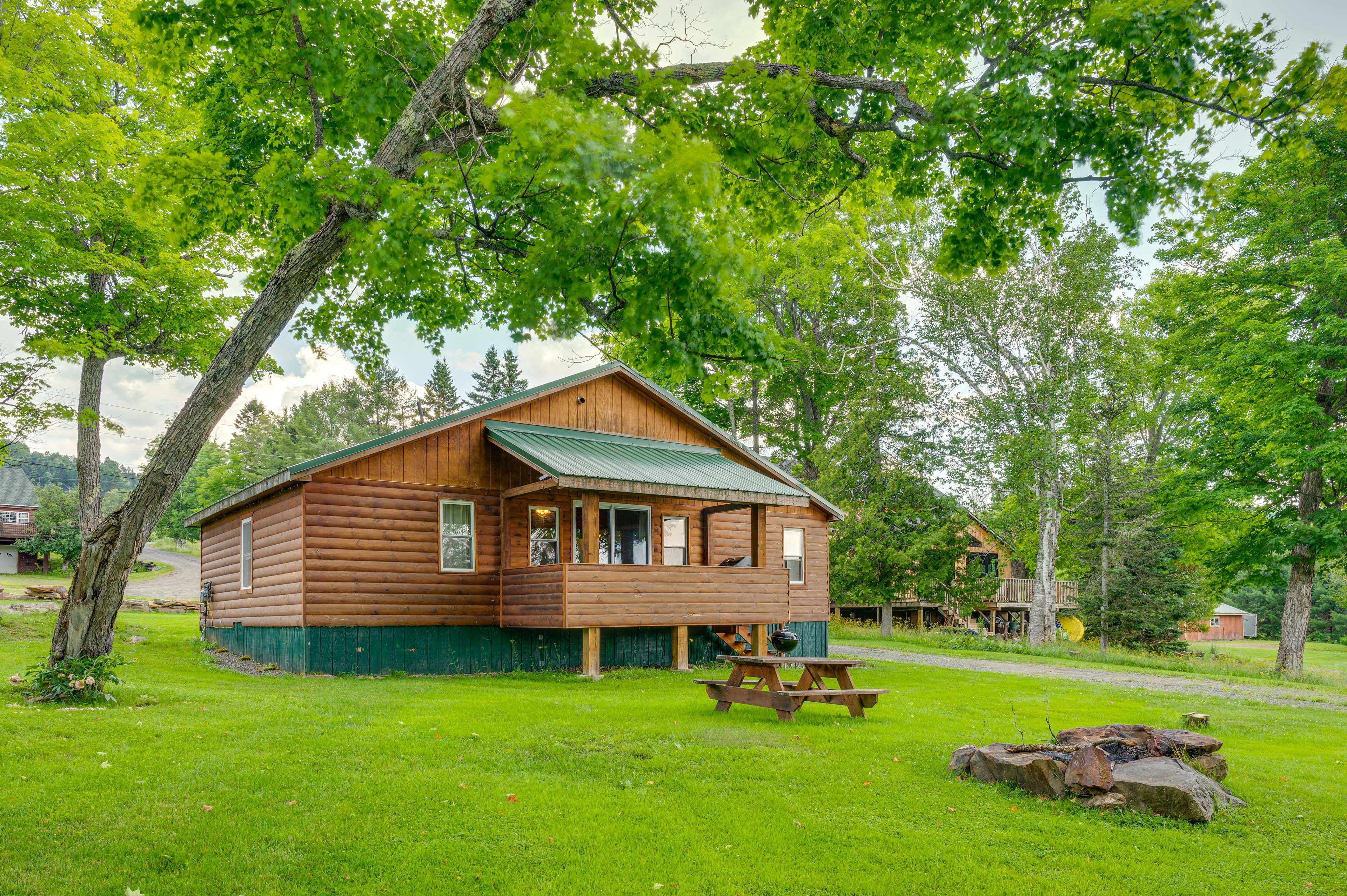 Exterior | Picnic Table
