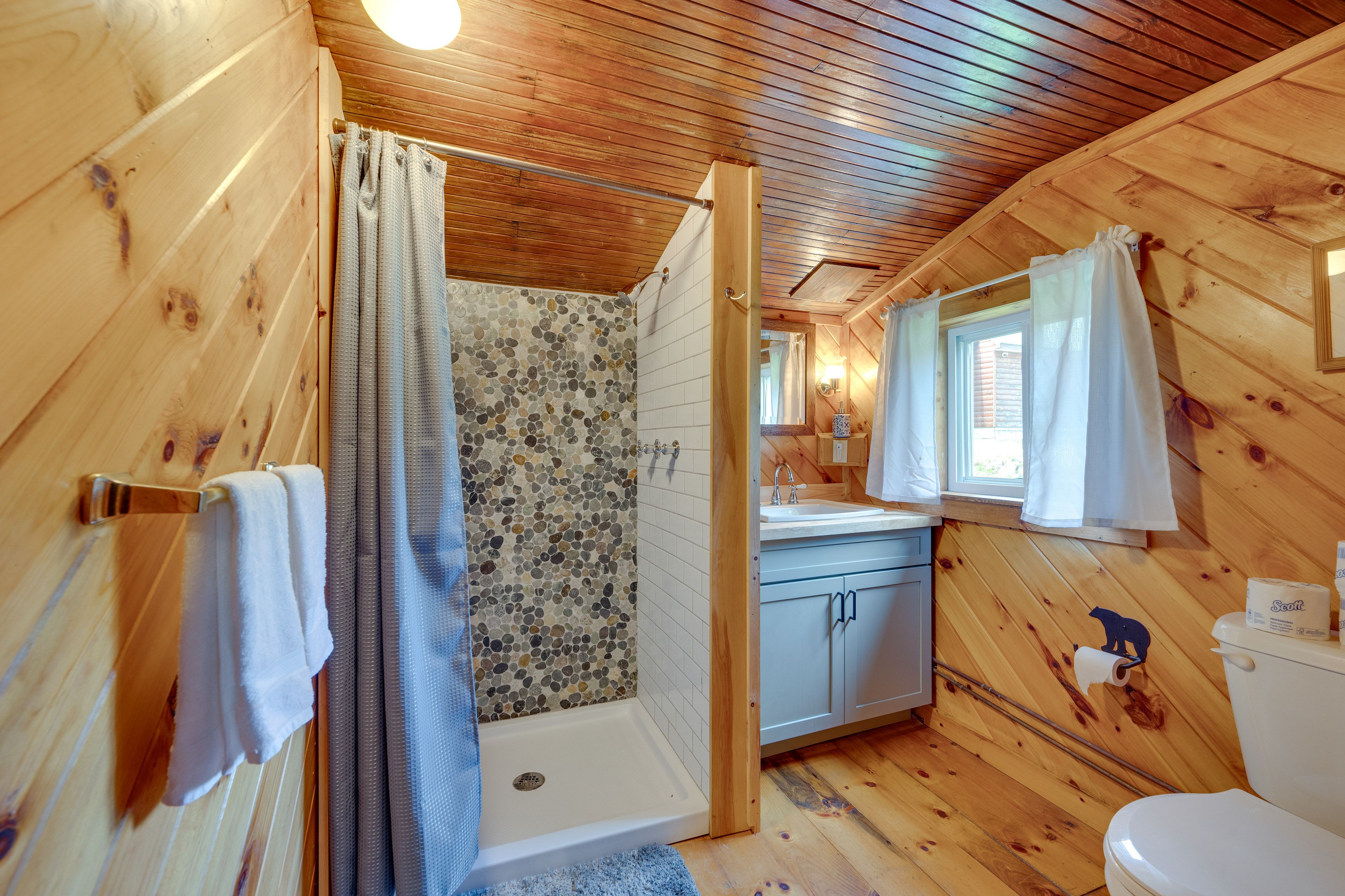 Full Bathroom | Towels Provided | Complimentary Toiletries