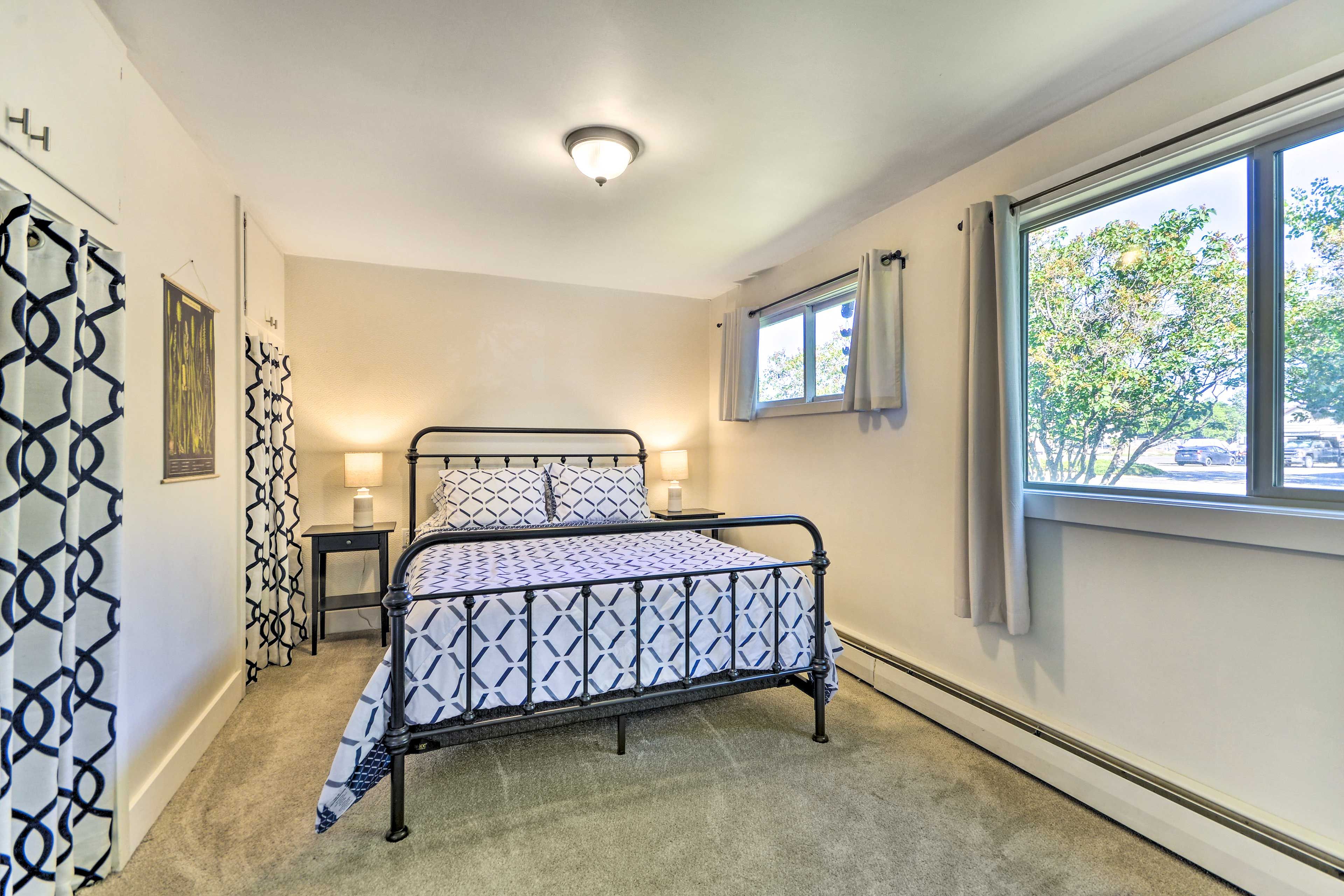 Bedroom 1 | Queen Bed