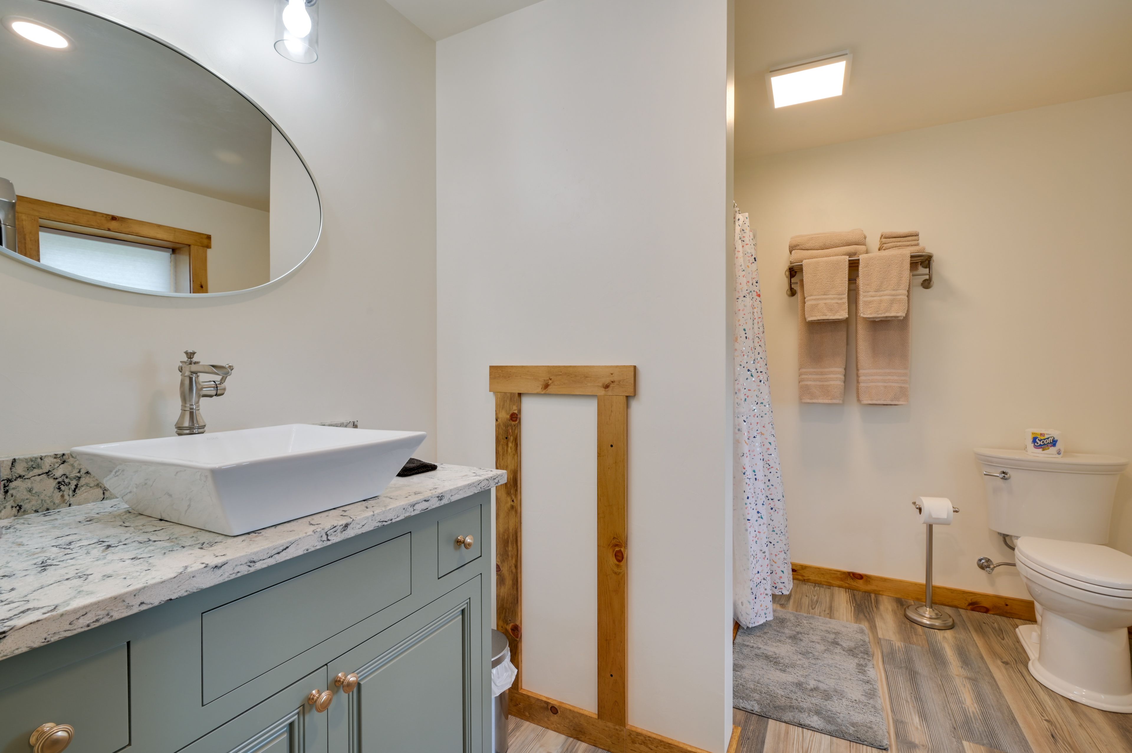 Full Bathroom | Towels Provided