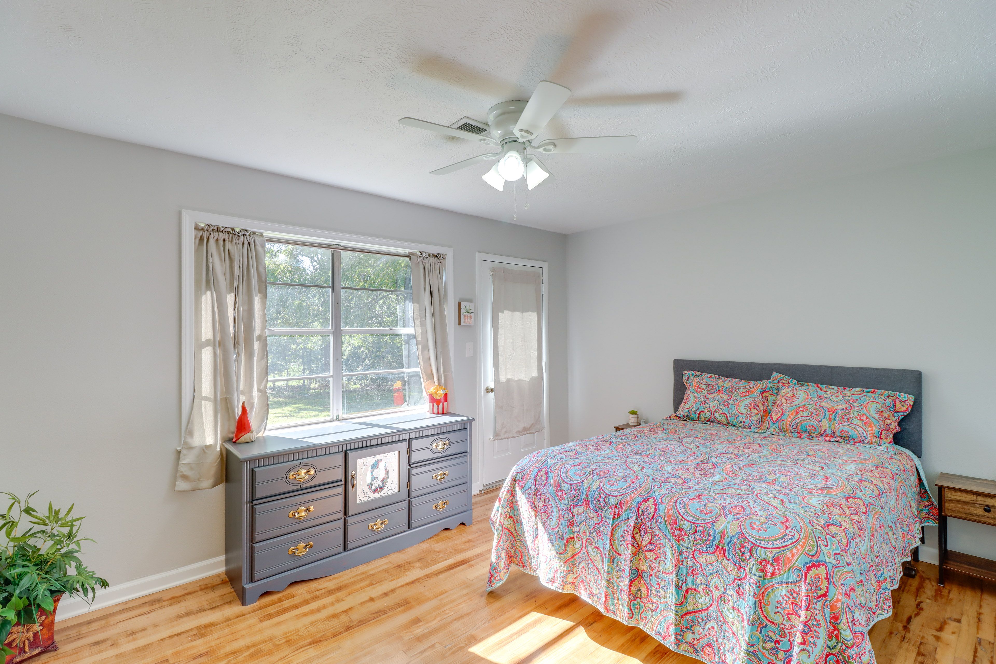 Bedroom 3 | Queen Bed
