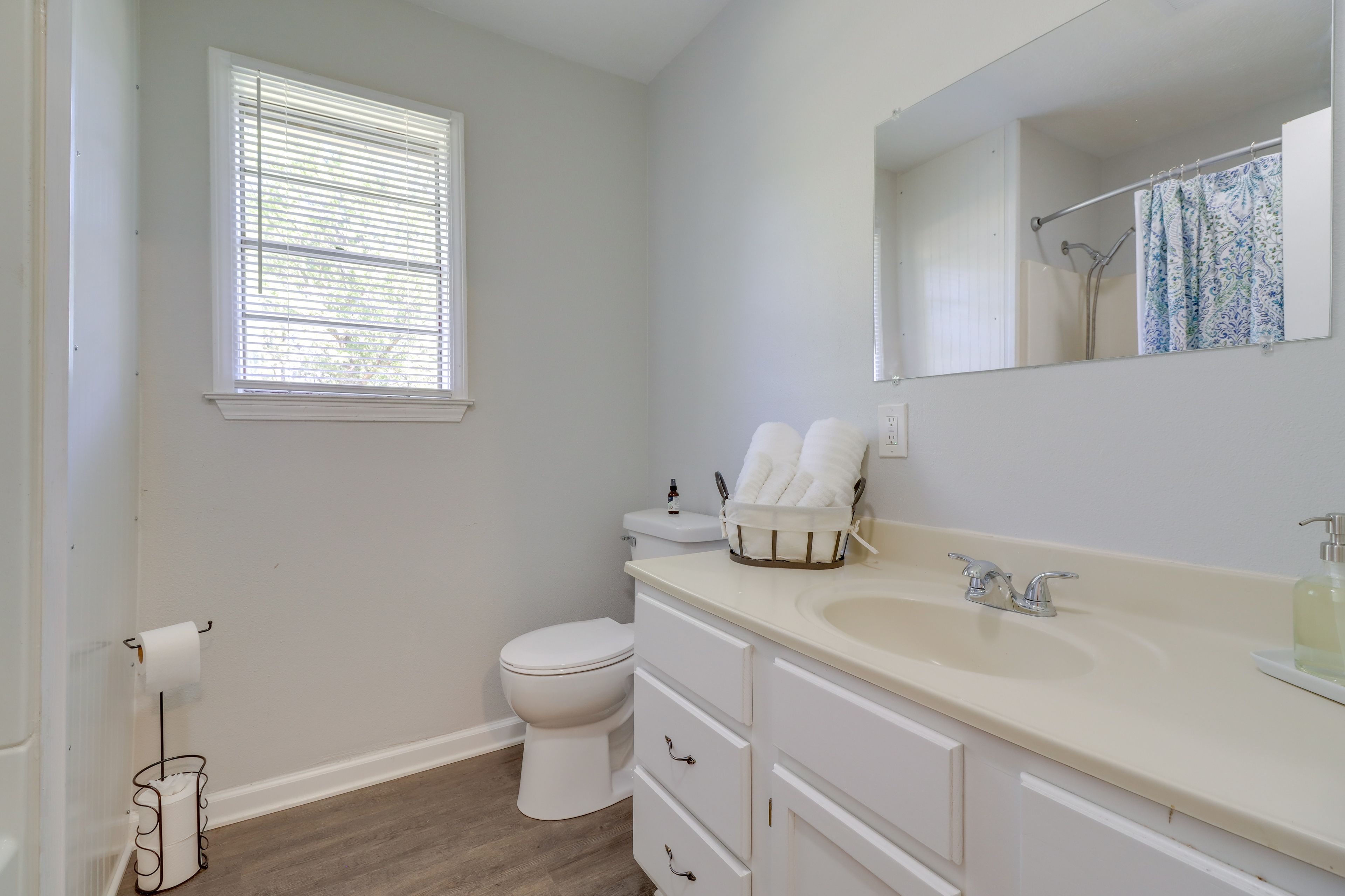Full Bathroom | Complimentary Toiletries