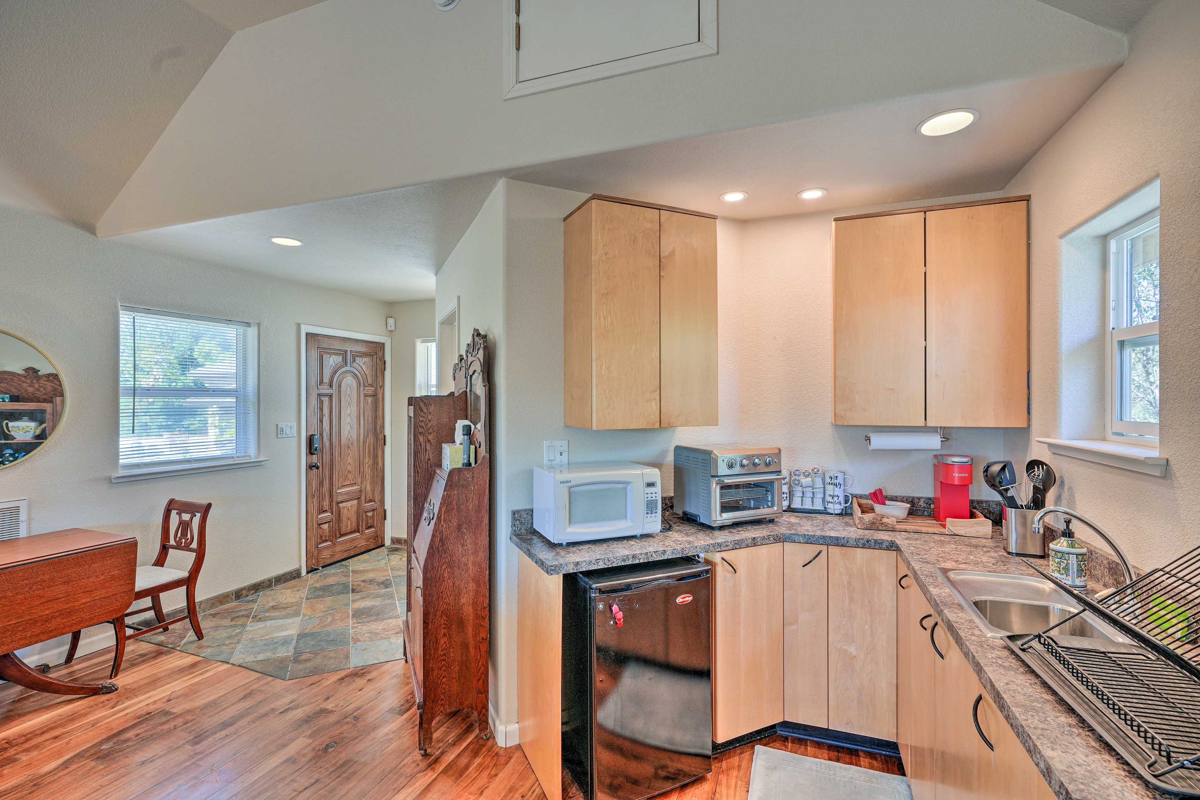Kitchenette | Cooking Basics | Coffee Maker | Toaster Oven | Microwave | Blender