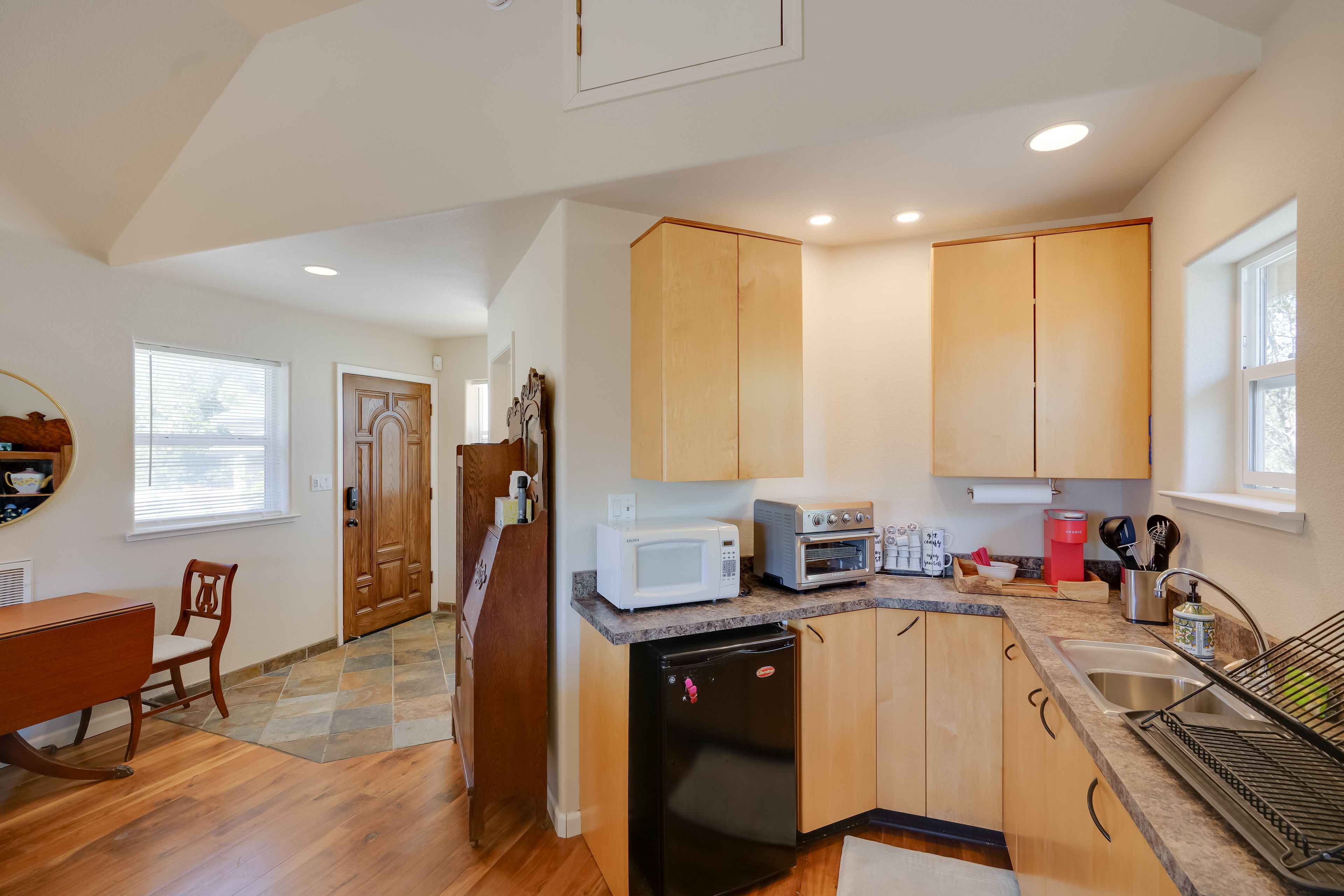 Kitchenette | Cooking Basics | Coffee Maker | Toaster Oven | Microwave | Blender